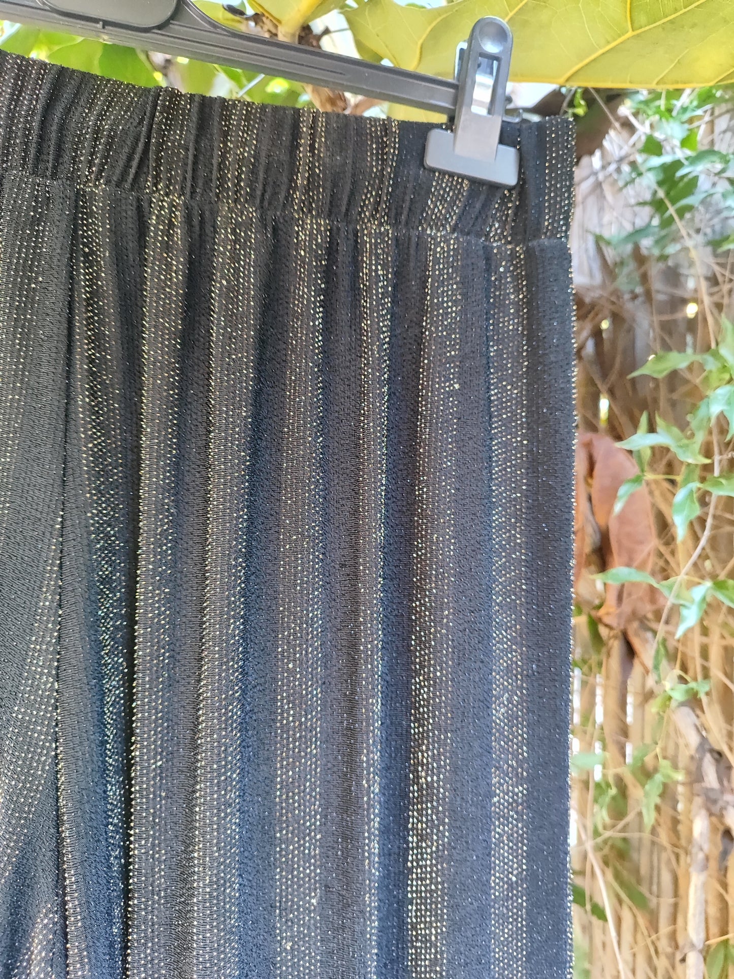 מכנסיים בפסיי נצנצים נשפכים  - Image 4 by Monki