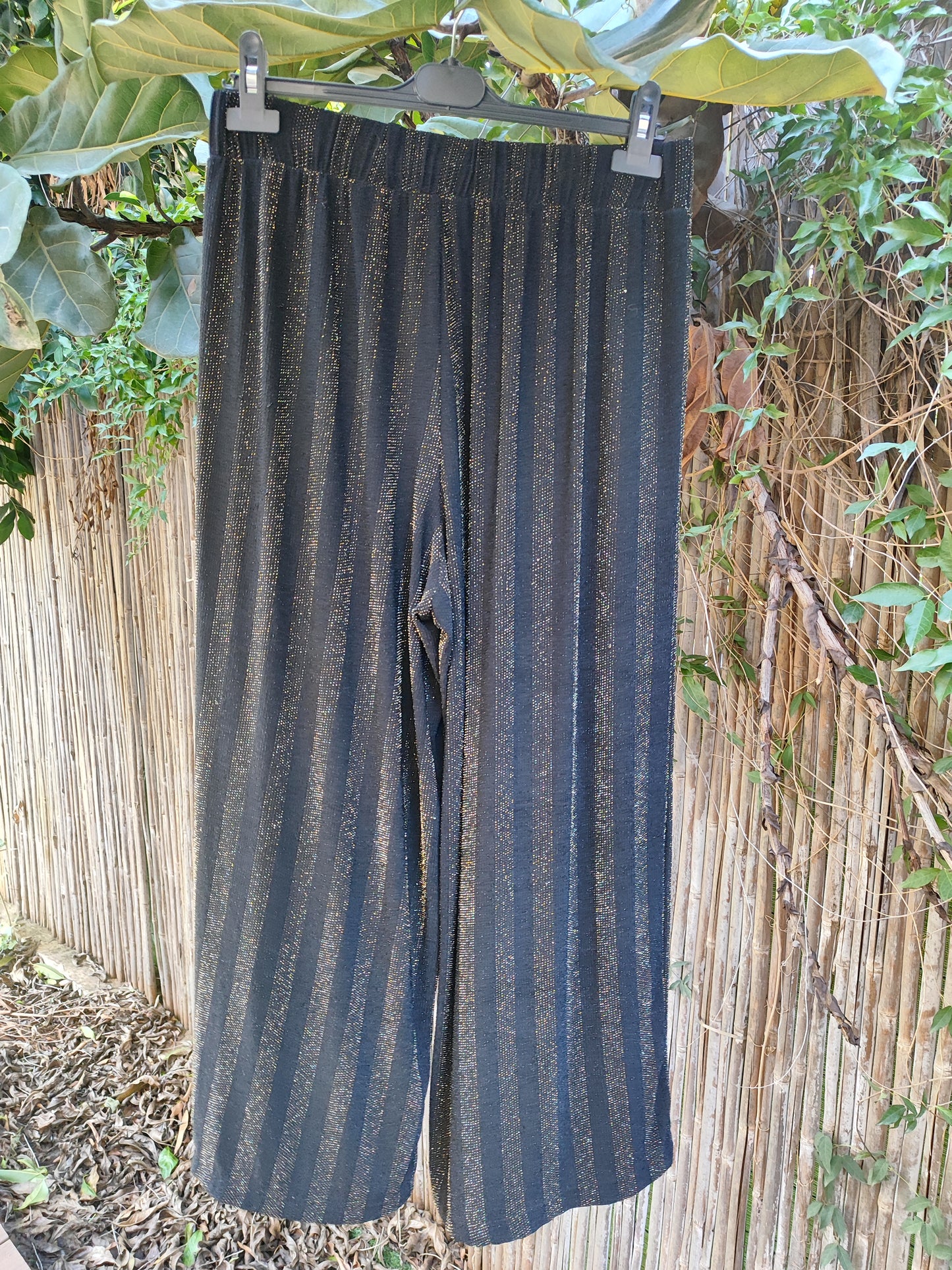 מכנסיים בפסיי נצנצים נשפכים  - Image 5 by Monki