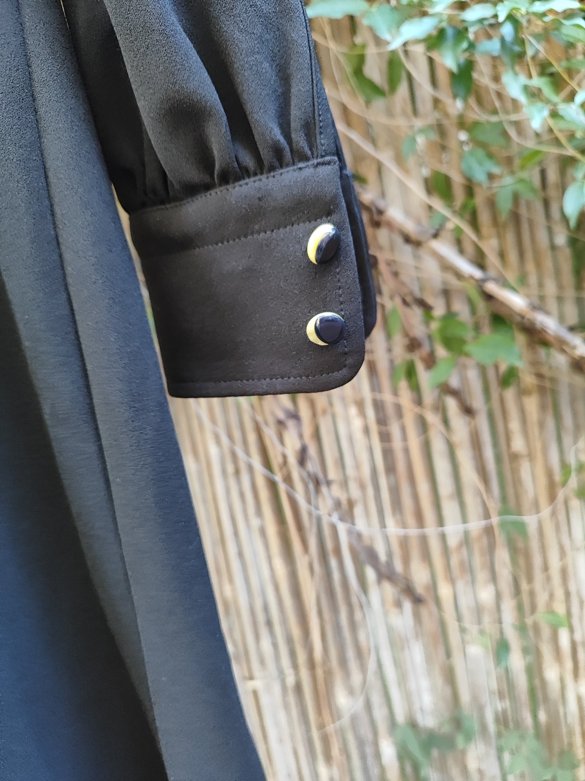 שמלת וינטג' שחורה במותניים צרים וכפתורים עיניים - Image 2