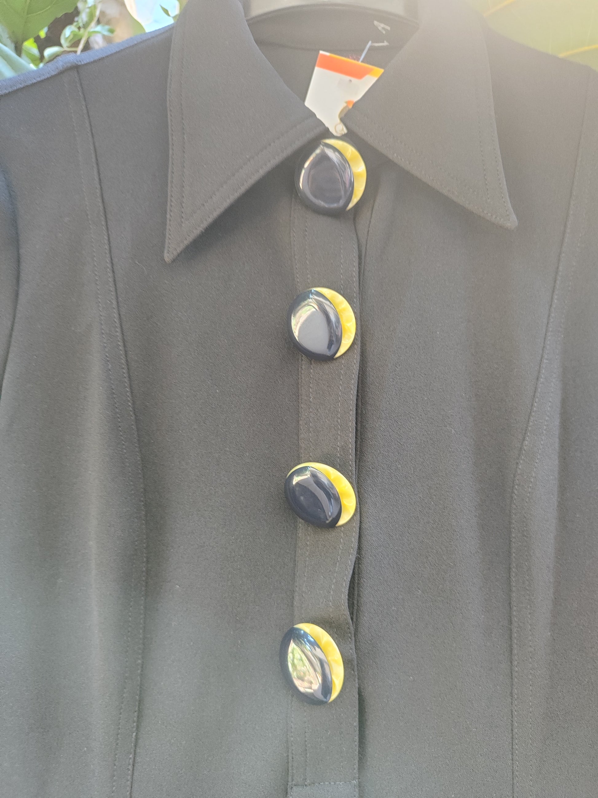 שמלת וינטג' שחורה במותניים צרים וכפתורים עיניים - Image 3