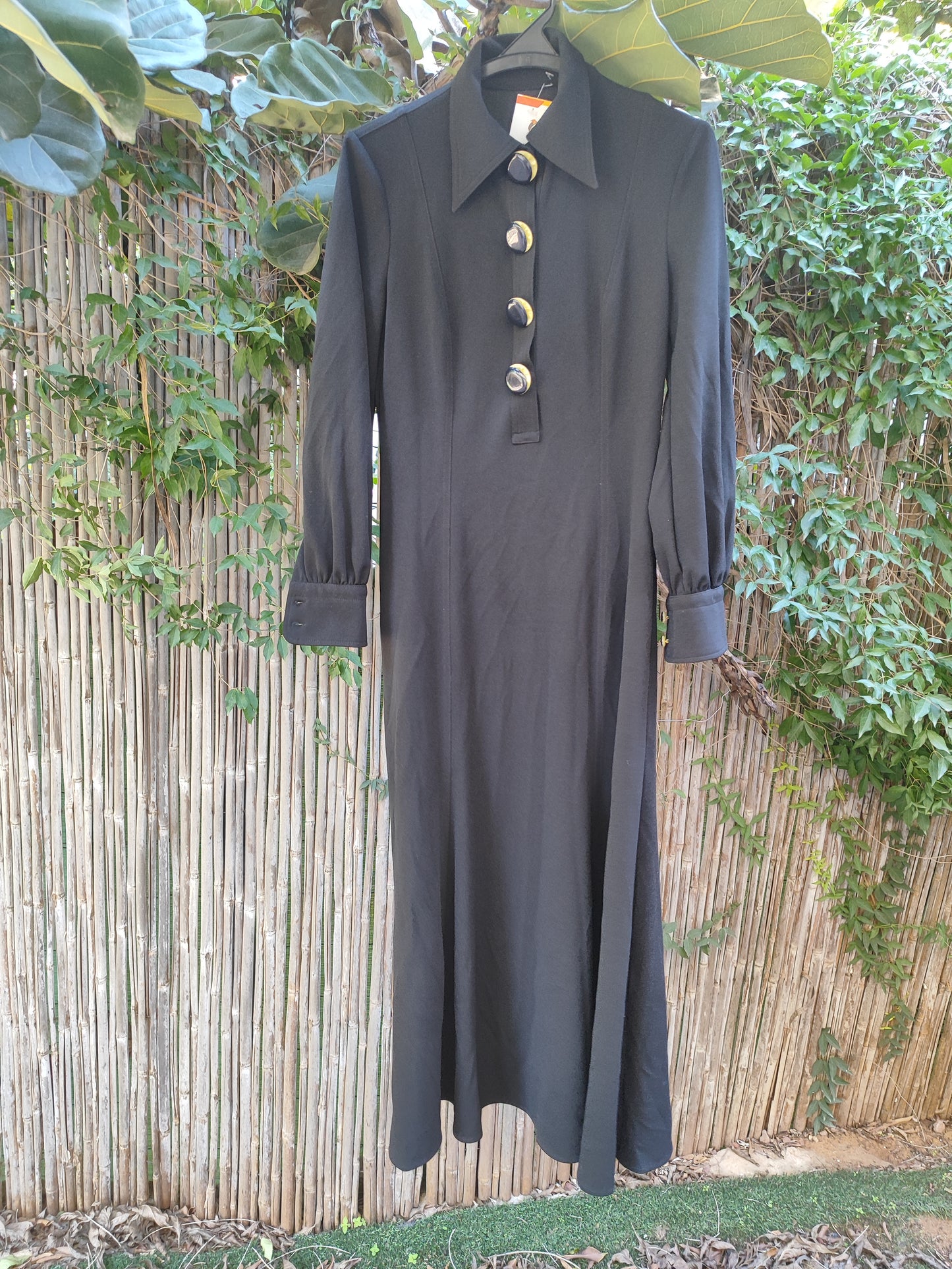 שמלת וינטג' שחורה במותניים צרים וכפתורים עיניים - Image 5