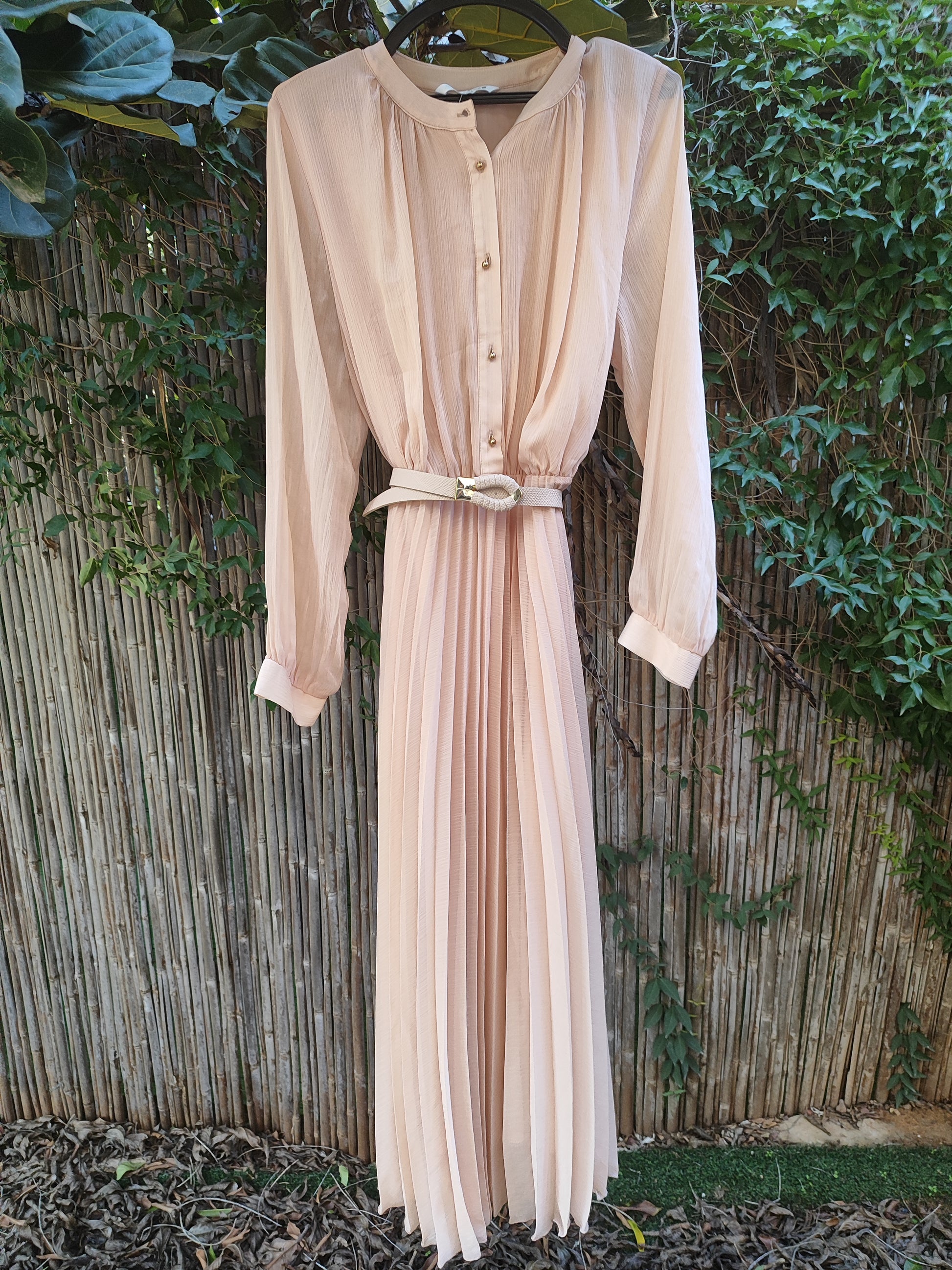 שמלה ורודה רכה עם חגורה וכפתורים מוזהבים  - Image 3 by Zara