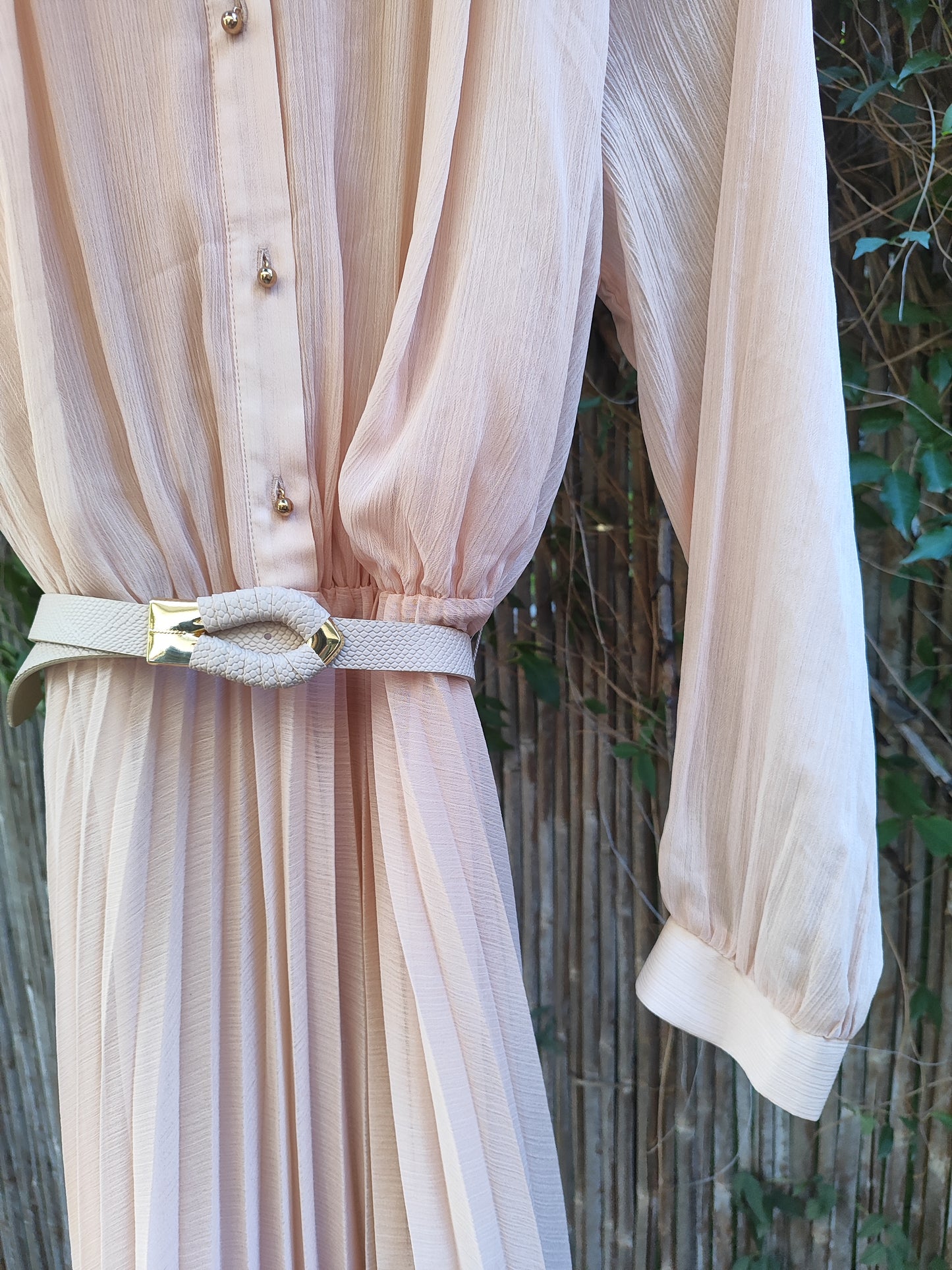 שמלה ורודה רכה עם חגורה וכפתורים מוזהבים  - Image 4 by Zara