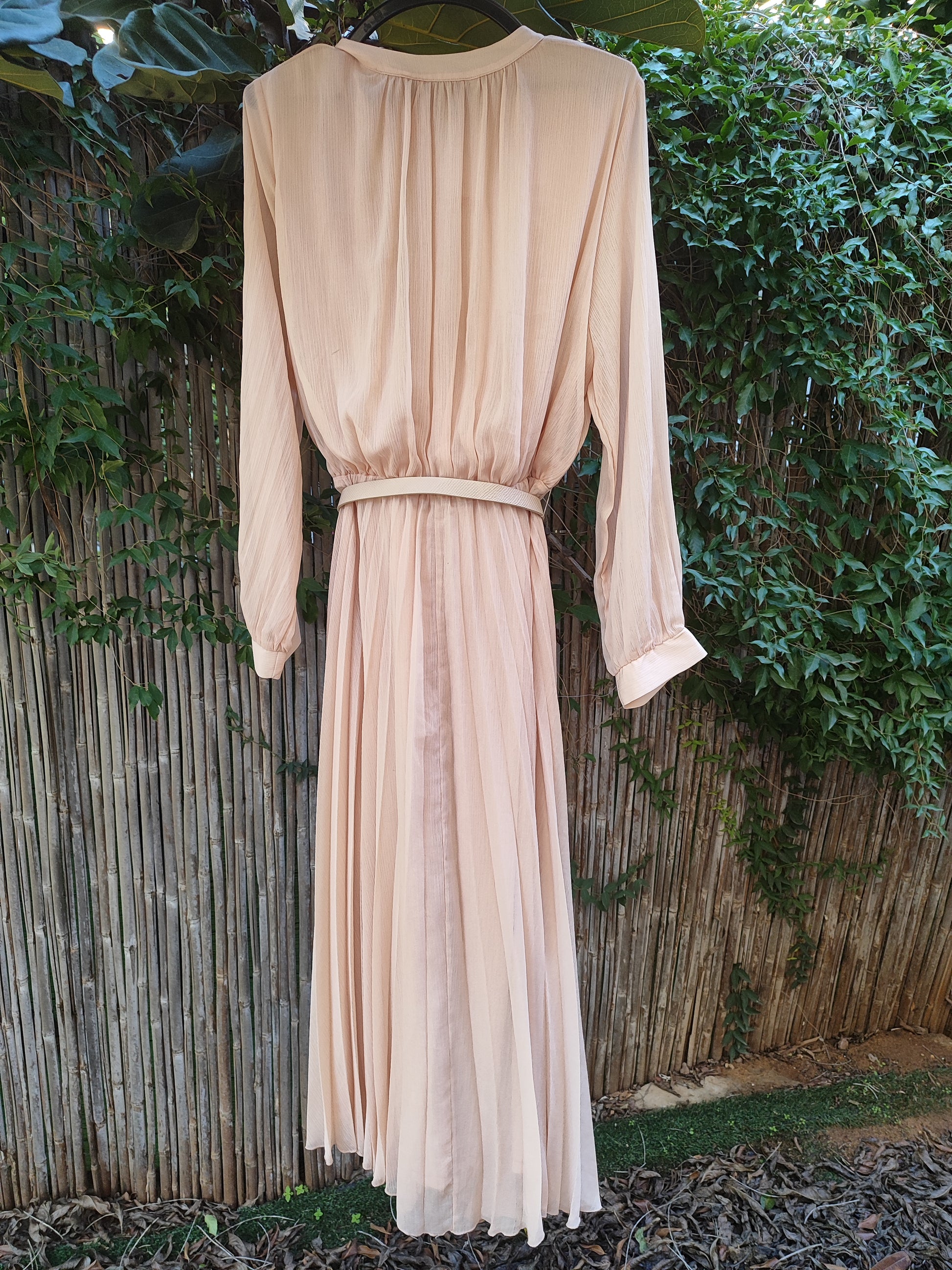 שמלה ורודה רכה עם חגורה וכפתורים מוזהבים  - Image 5 by Zara