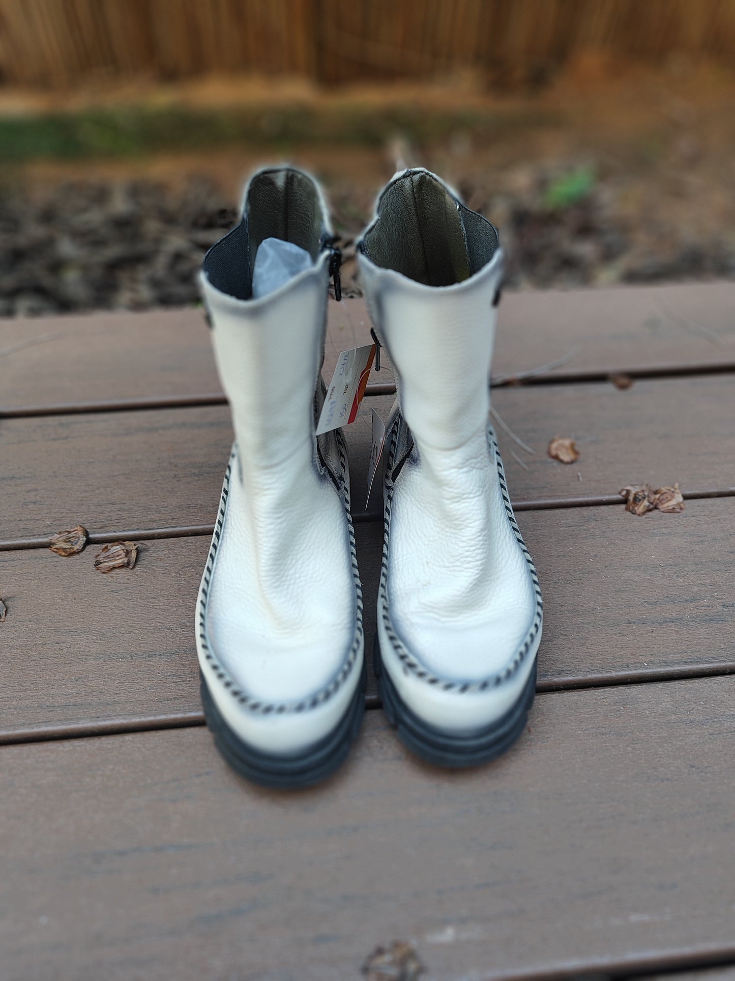 מגפיים לבנים הסיומת אומברה ותםרים שחורים - Image 2 by Jose saenz