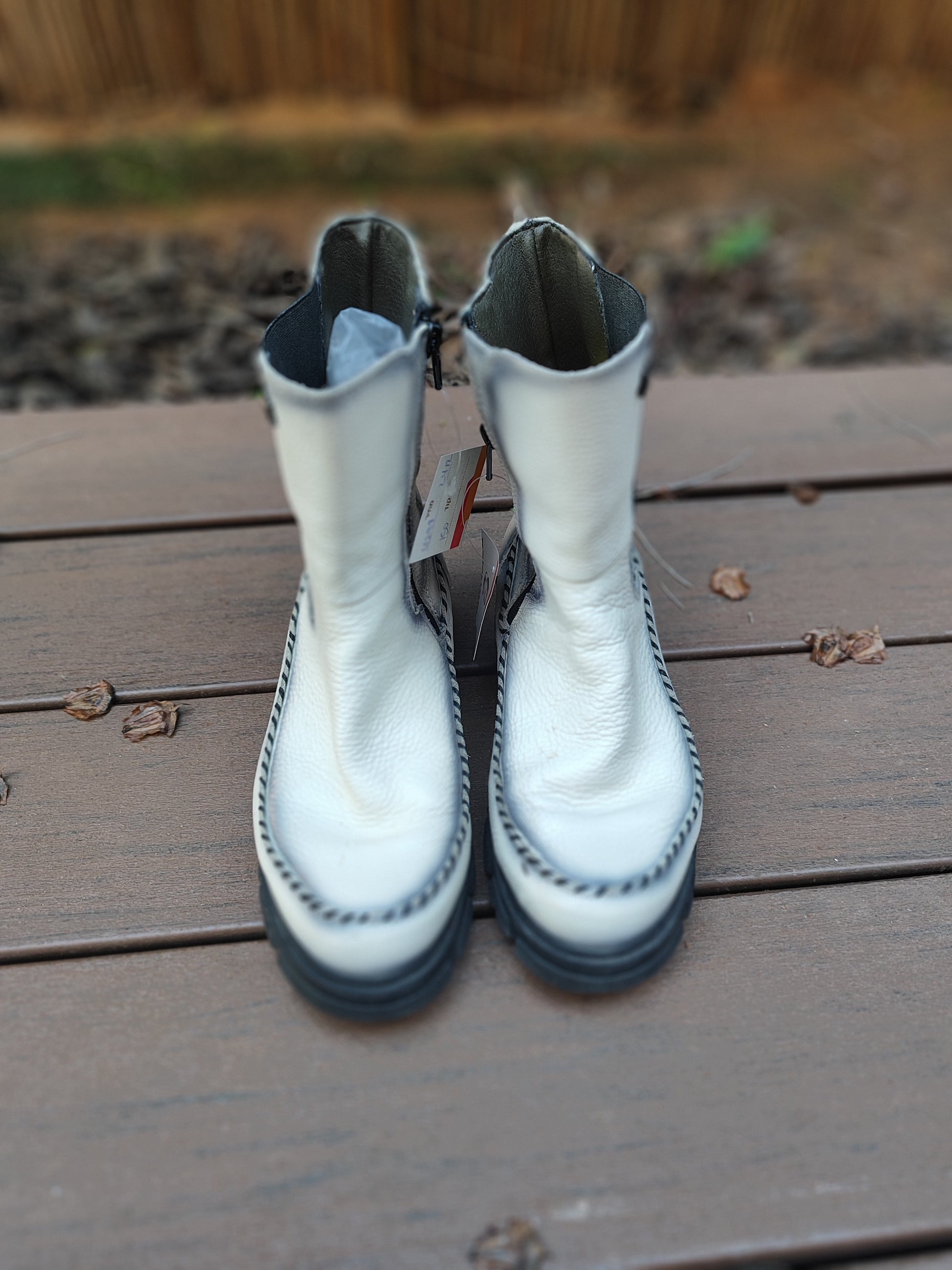 מגפיים לבנים הסיומת אומברה ותםרים שחורים - Image 2 by Jose saenz