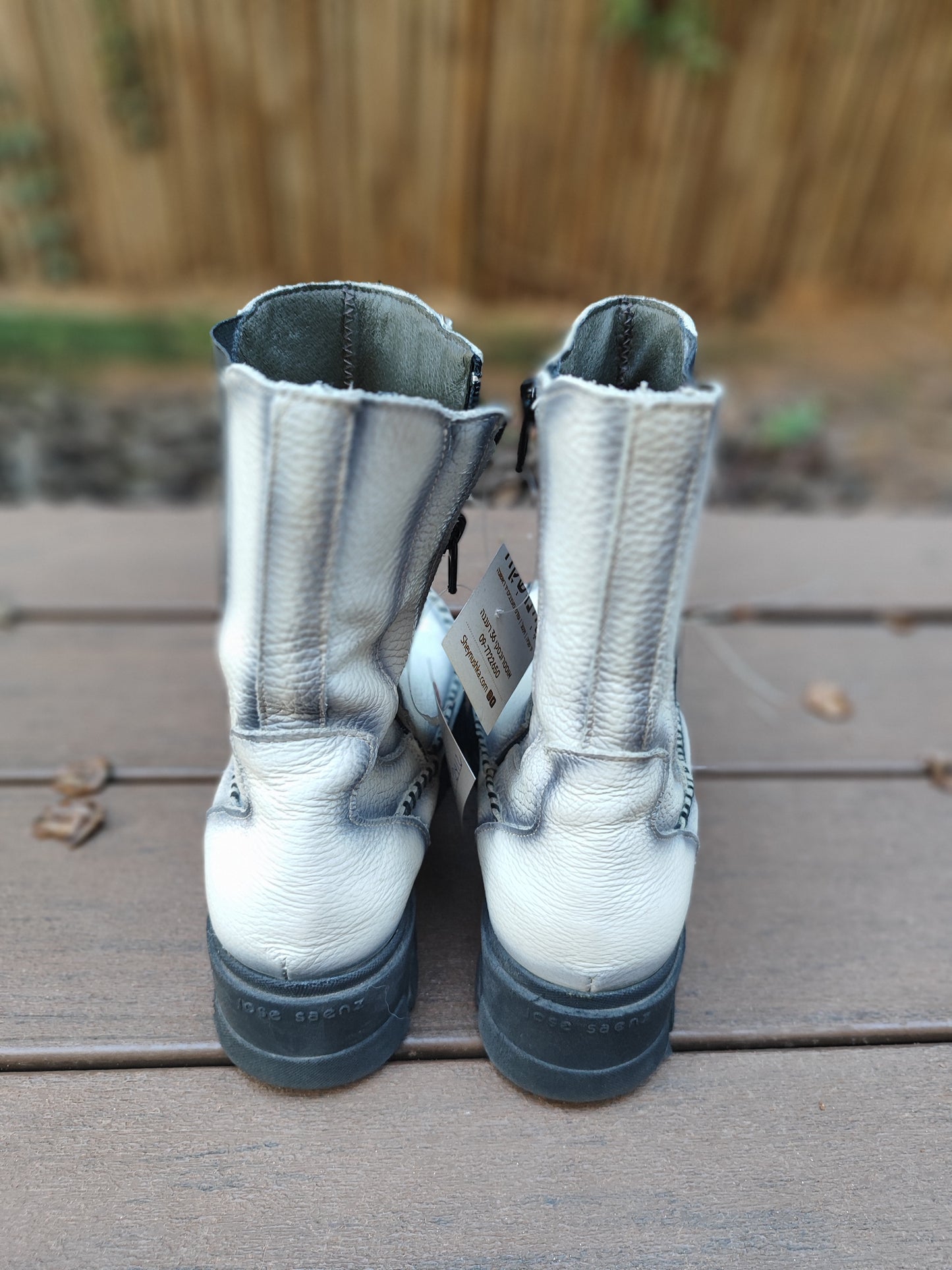 מגפיים לבנים הסיומת אומברה ותםרים שחורים - Image 3 by Jose saenz