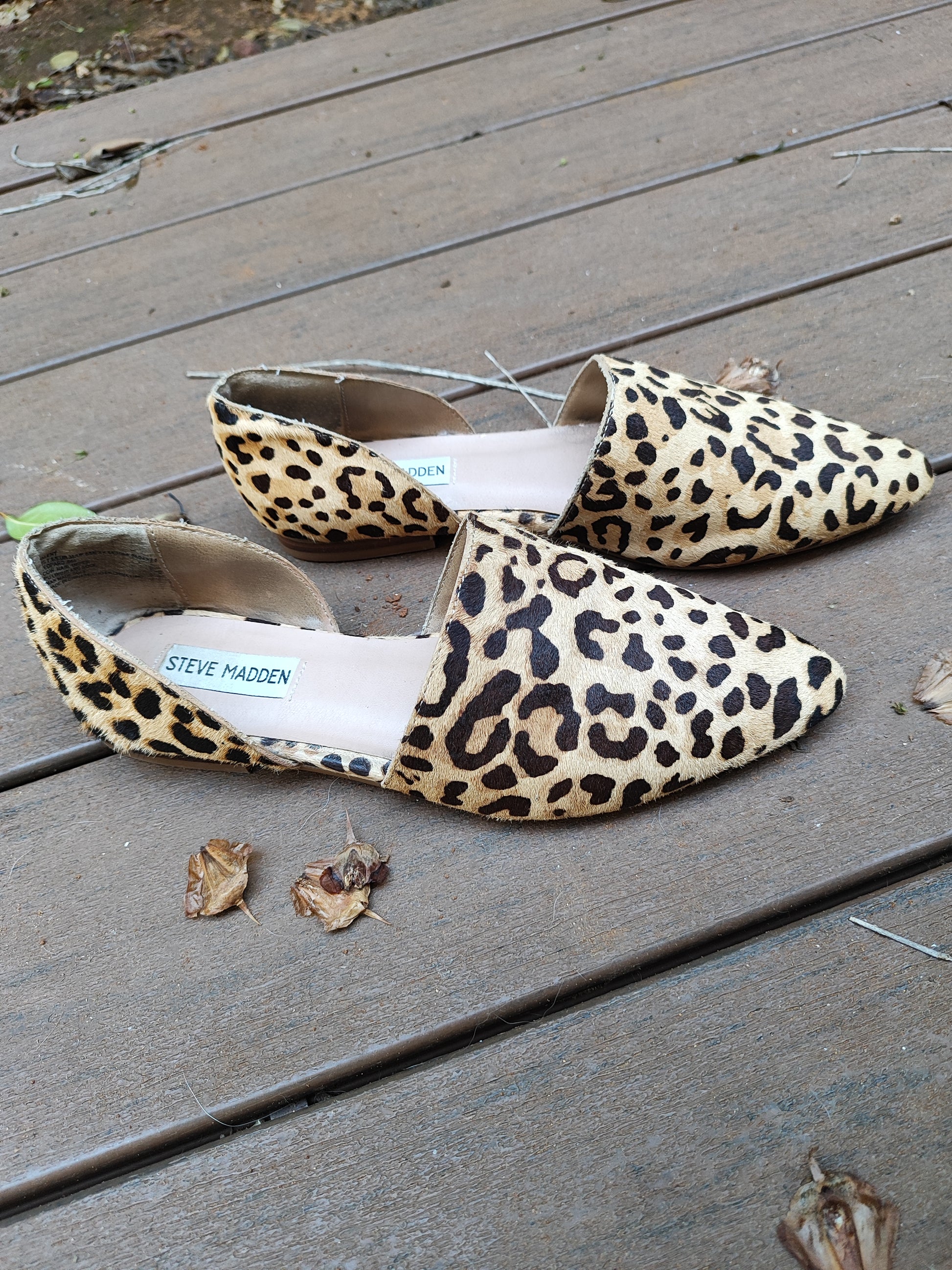 נעלים מנומרות שטוחות מאווררות באמצע - Image 7 by Steve Madden