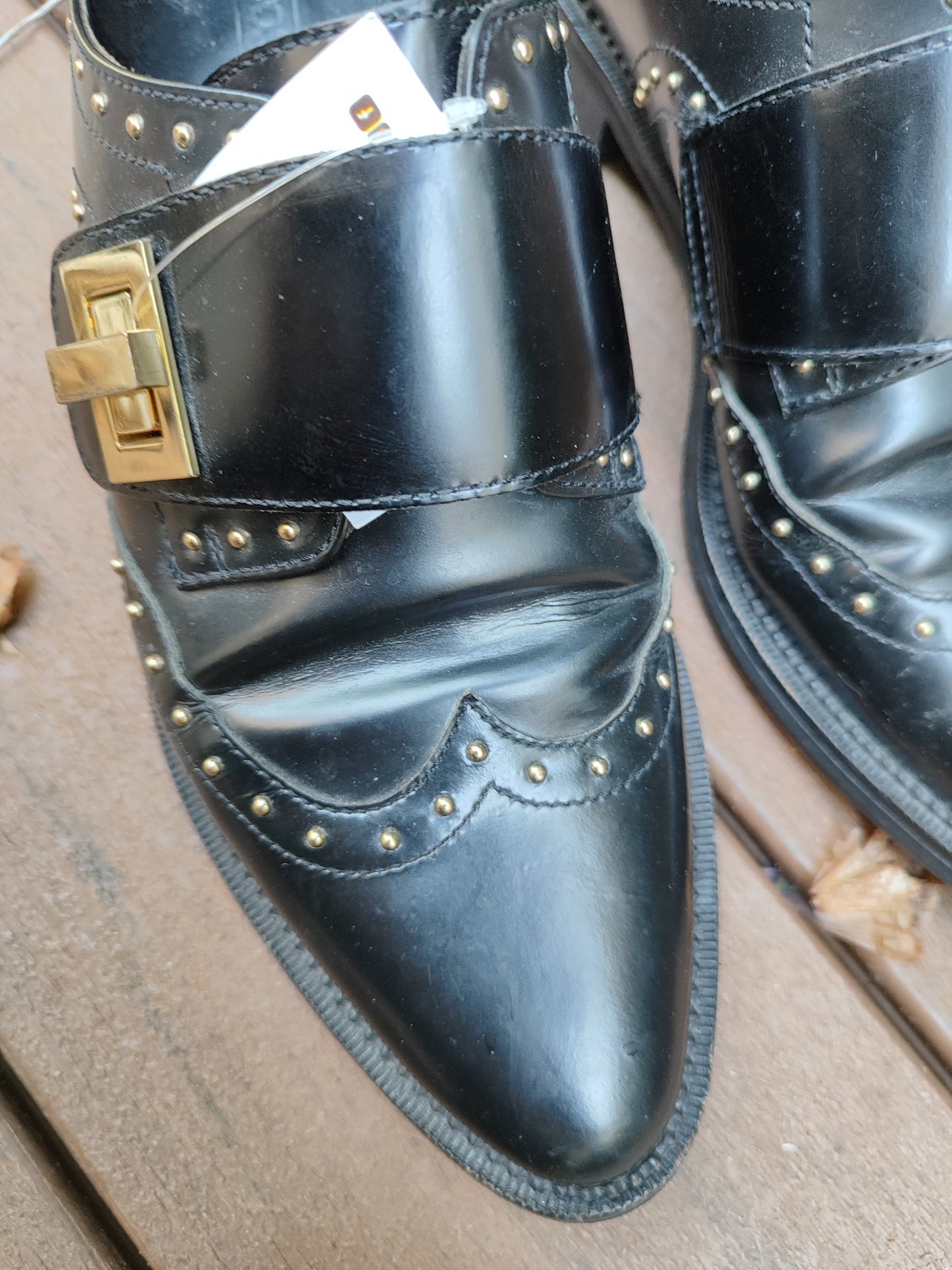 נעלי עור אוקספורד עם אבזם סגירה וניטים  - Image 3