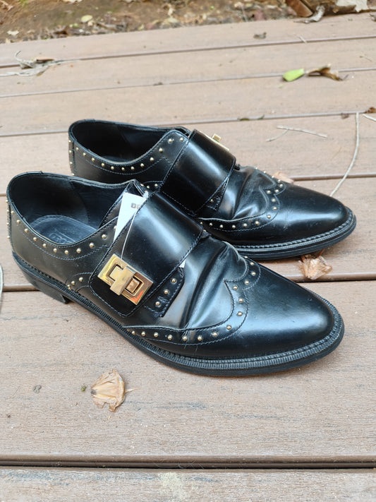 נעלי עור אוקספורד עם אבזם סגירה וניטים  - Image 4