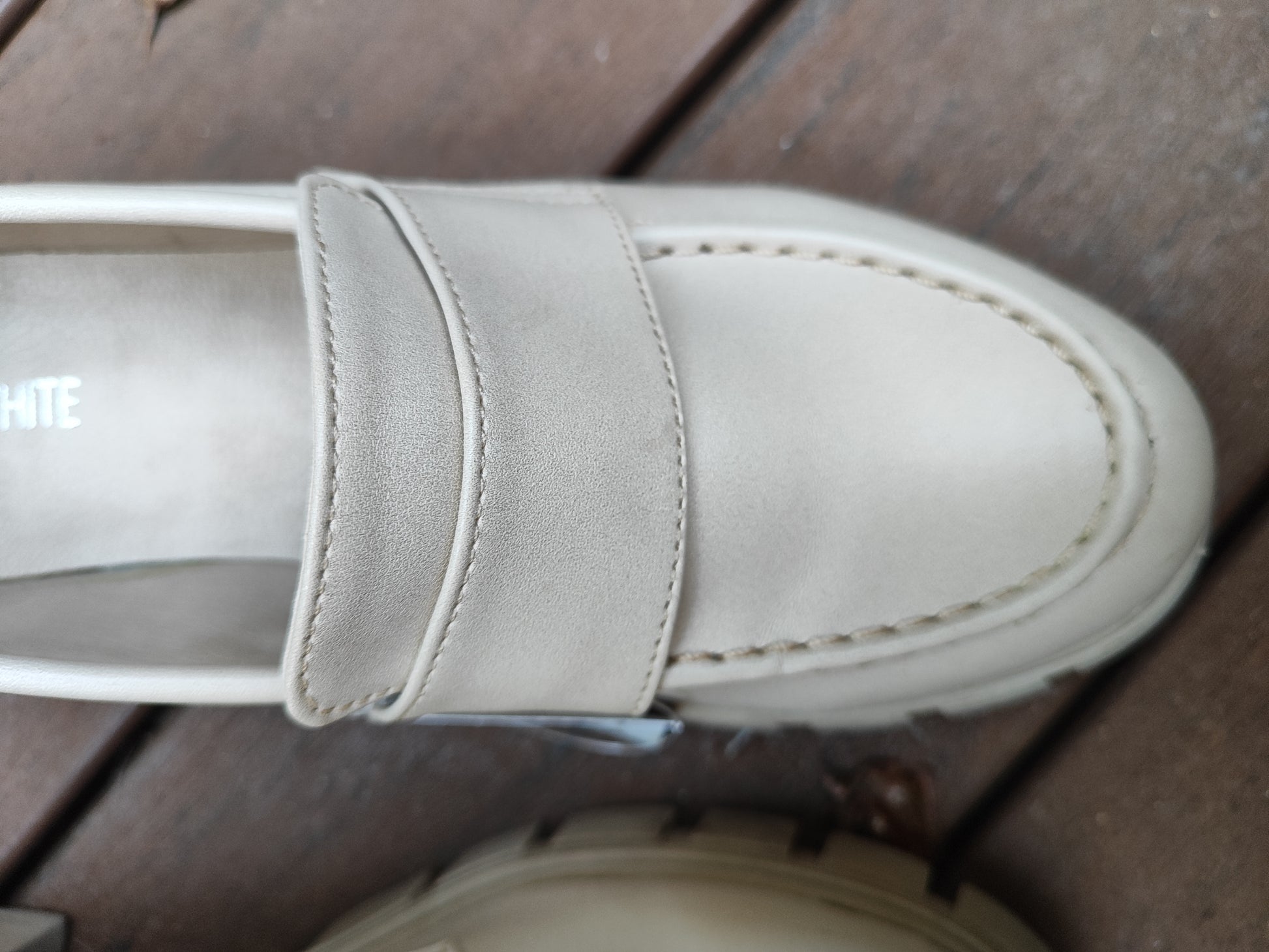 נעלי מוקסים בז' קלאסיות בעקב פלטפורמה - Image 2 by White