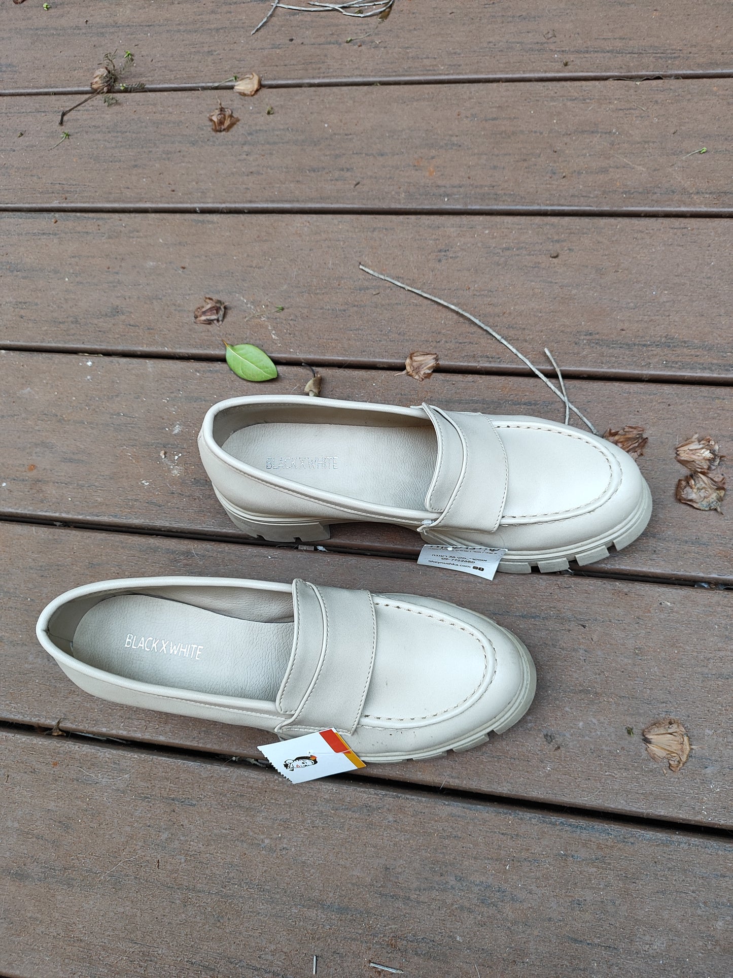 נעלי מוקסים בז' קלאסיות בעקב פלטפורמה - Image 3 by White