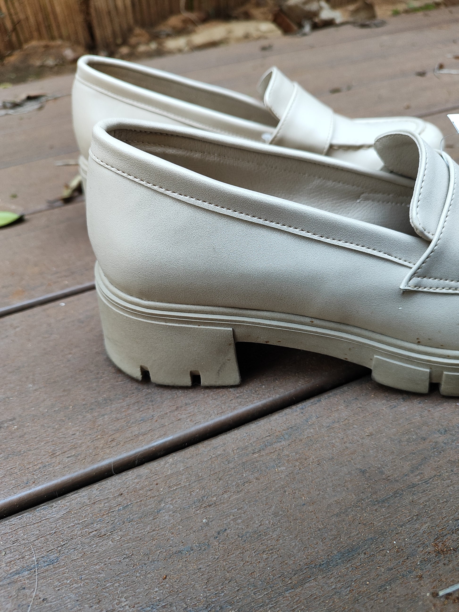 נעלי מוקסים בז' קלאסיות בעקב פלטפורמה by White - Size 40