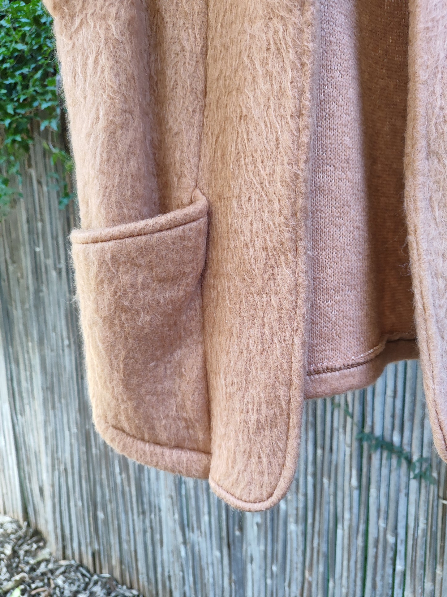 קרדיגן ללא שרוולים בכאמל בכיסים מרובעים - Image 4 by LOVIKA