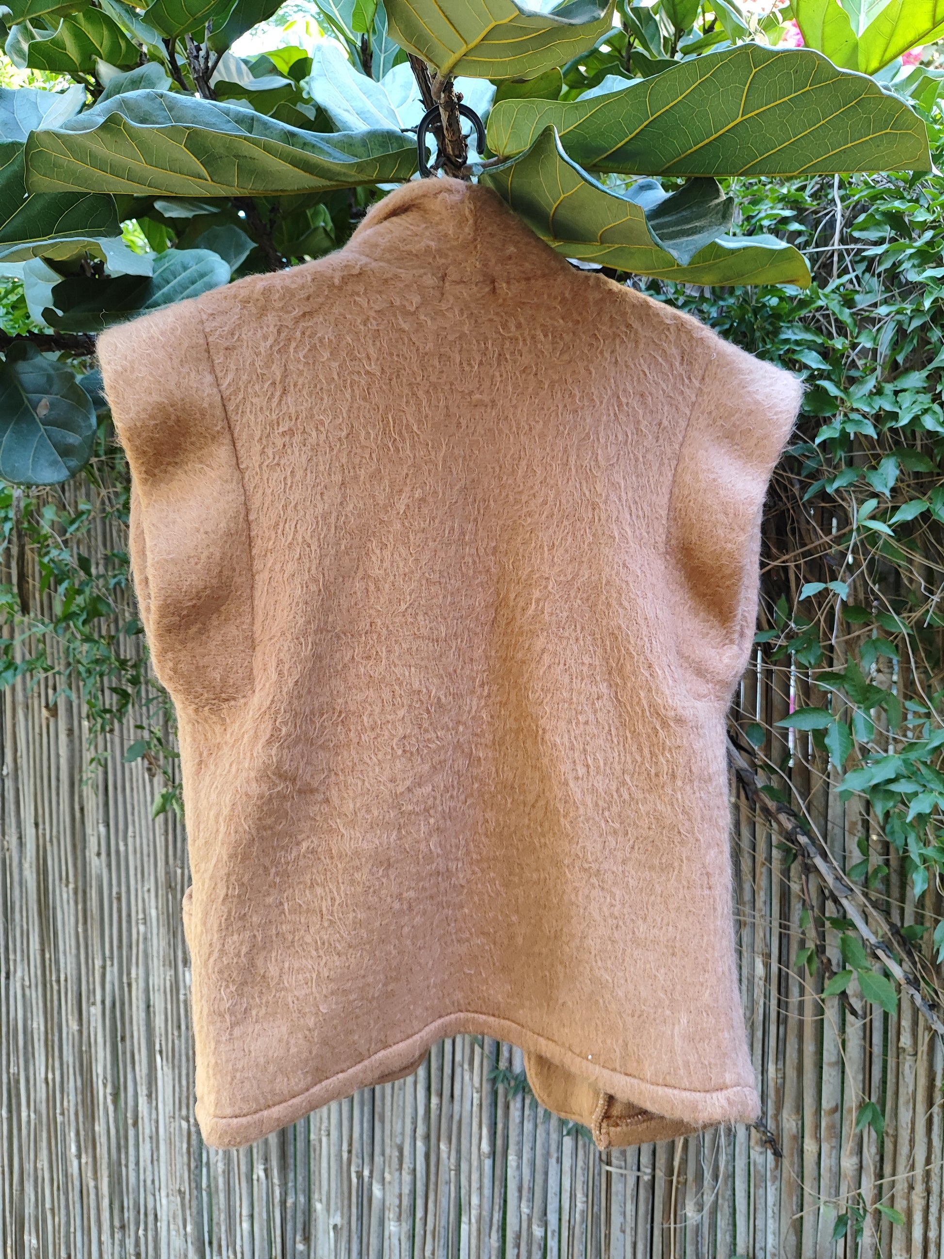 קרדיגן ללא שרוולים בכאמל בכיסים מרובעים - Image 6 by LOVIKA