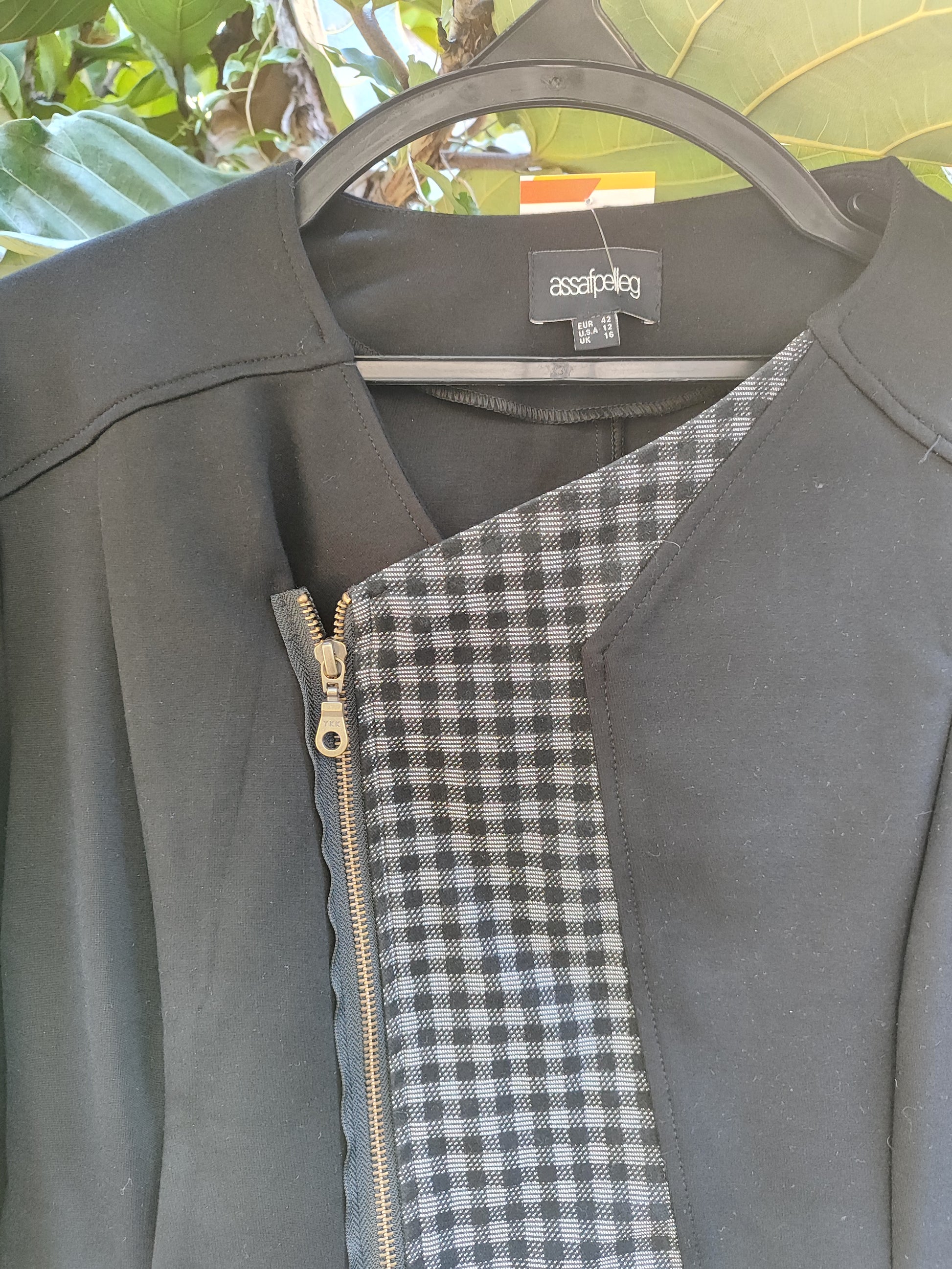 ז'קט שחור אפור אה סימטרי ברוכסן ומשובץ - Image 3 by Assaf Pelleg