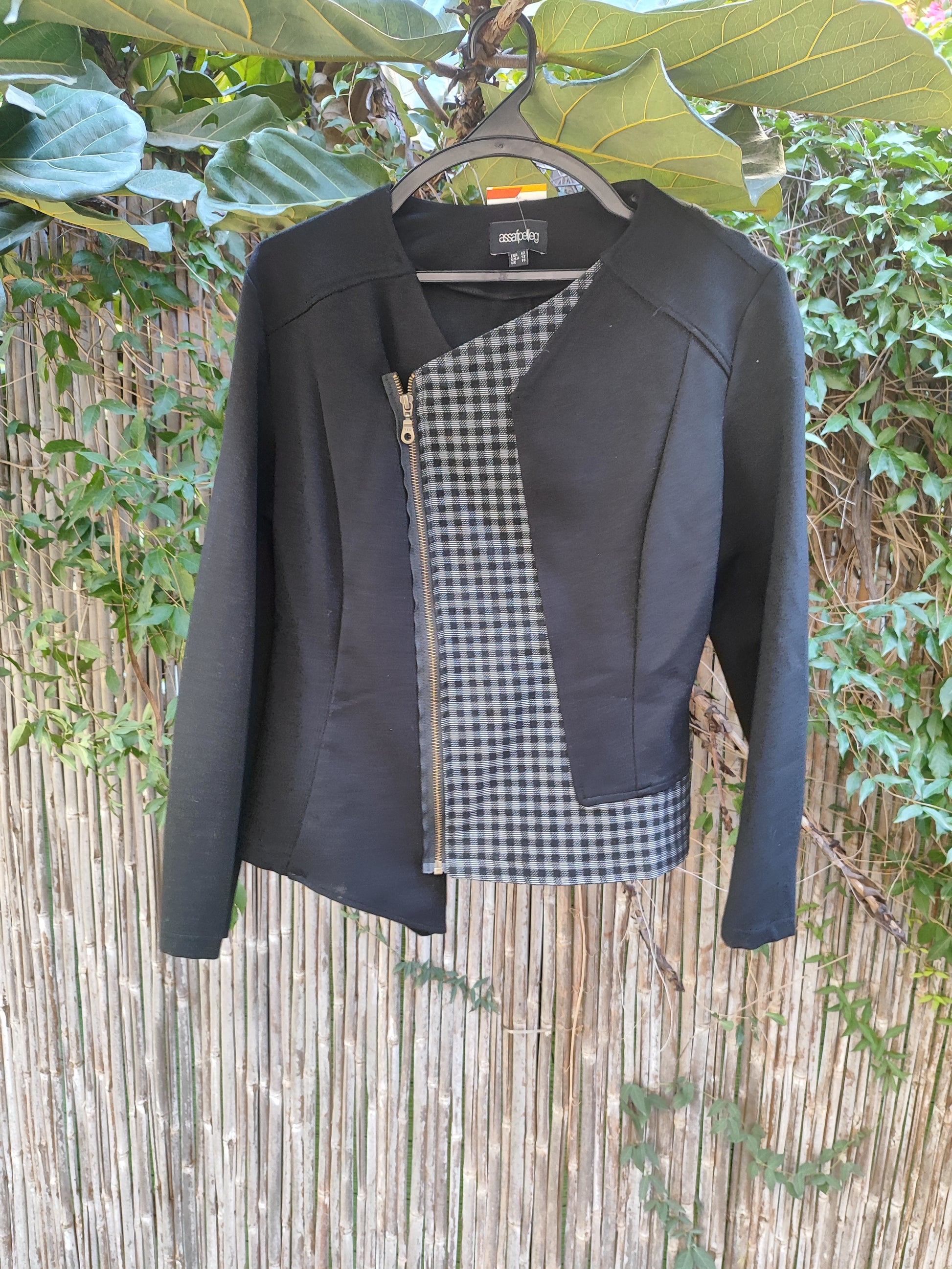 ז'קט שחור אפור אה סימטרי ברוכסן ומשובץ - Image 2 by Assaf Pelleg