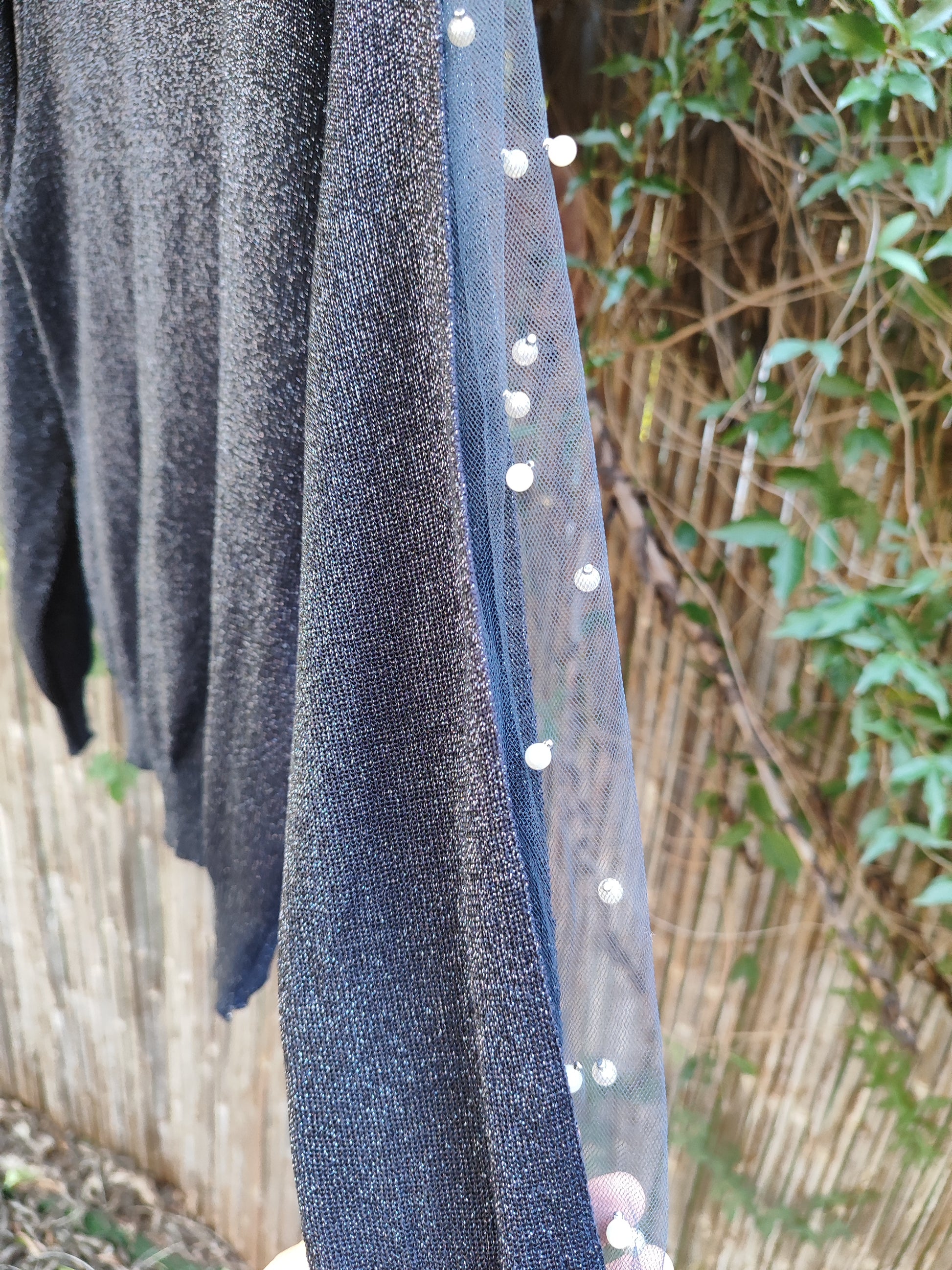 חולצה סריג כחולה מנצנצת בשרוולים שקופים בפנינים מפוזרים  - Image 3 by Cala