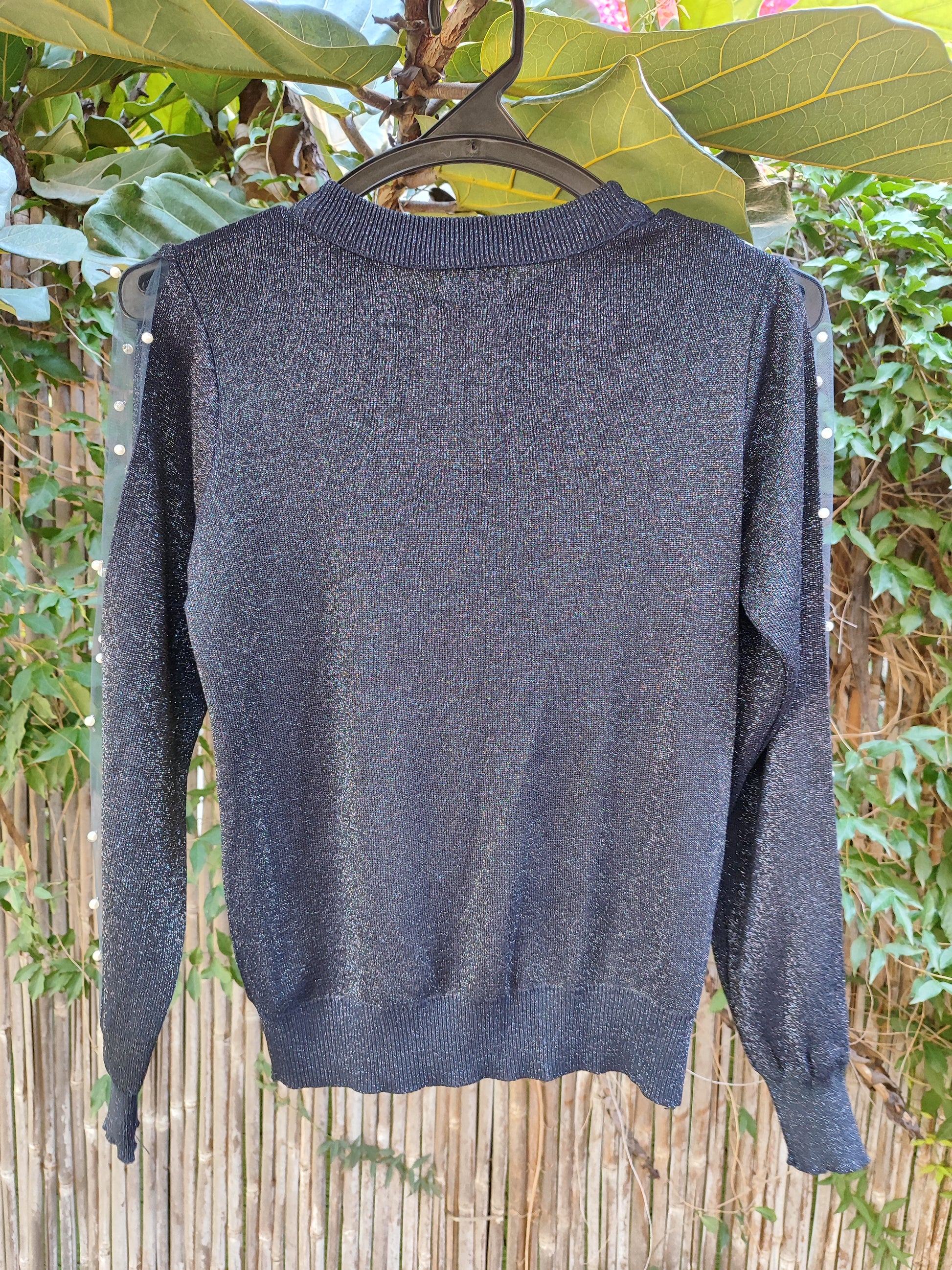 חולצה סריג כחולה מנצנצת בשרוולים שקופים בפנינים מפוזרים  - Image 4 by Cala