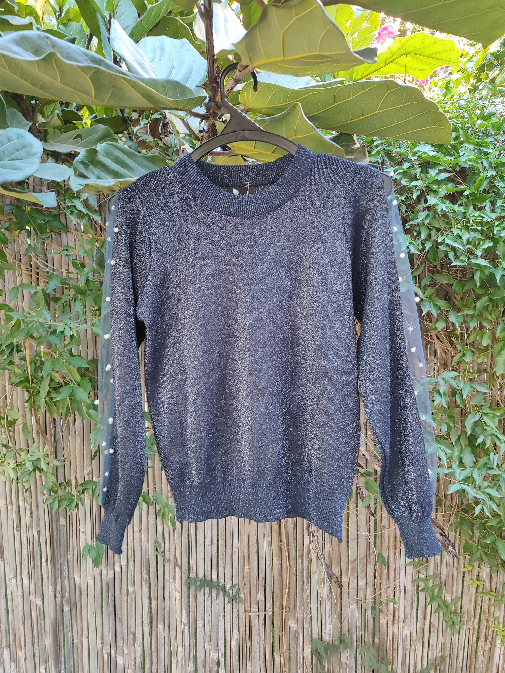 חולצה סריג כחולה מנצנצת בשרוולים שקופים בפנינים מפוזרים  - Image 5 by Cala