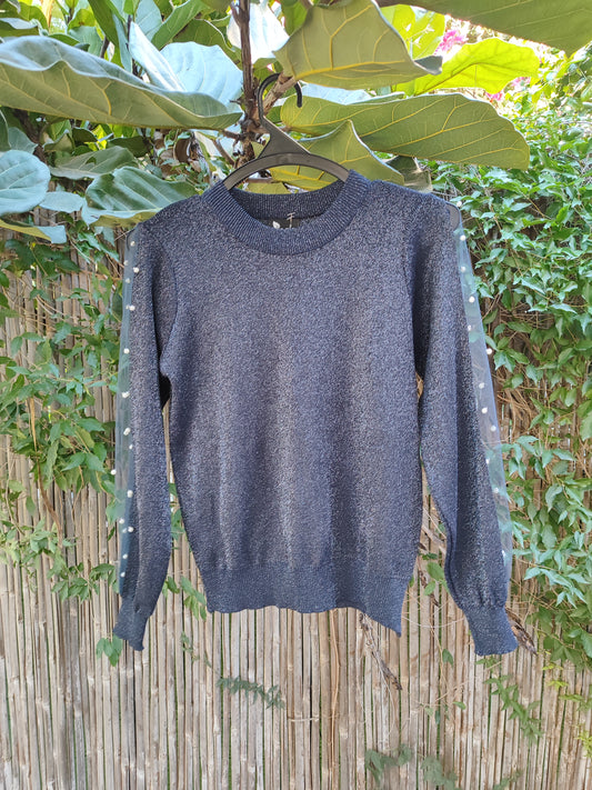 חולצה סריג כחולה מנצנצת בשרוולים שקופים בפנינים מפוזרים  - Image 5 by Cala