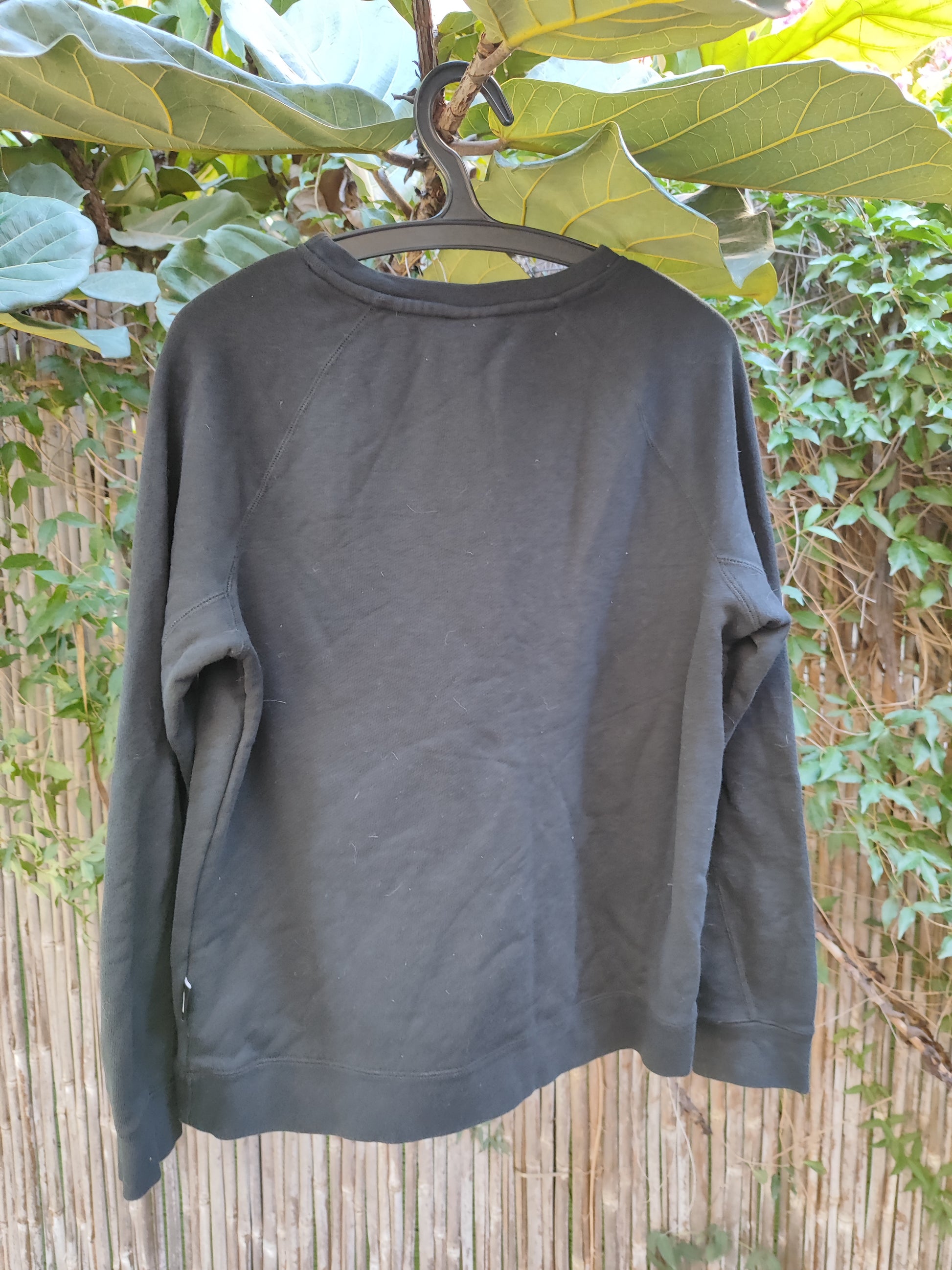 סווטשירט שחור קלאסי בחותמת Nike  - Image 3 by Nike