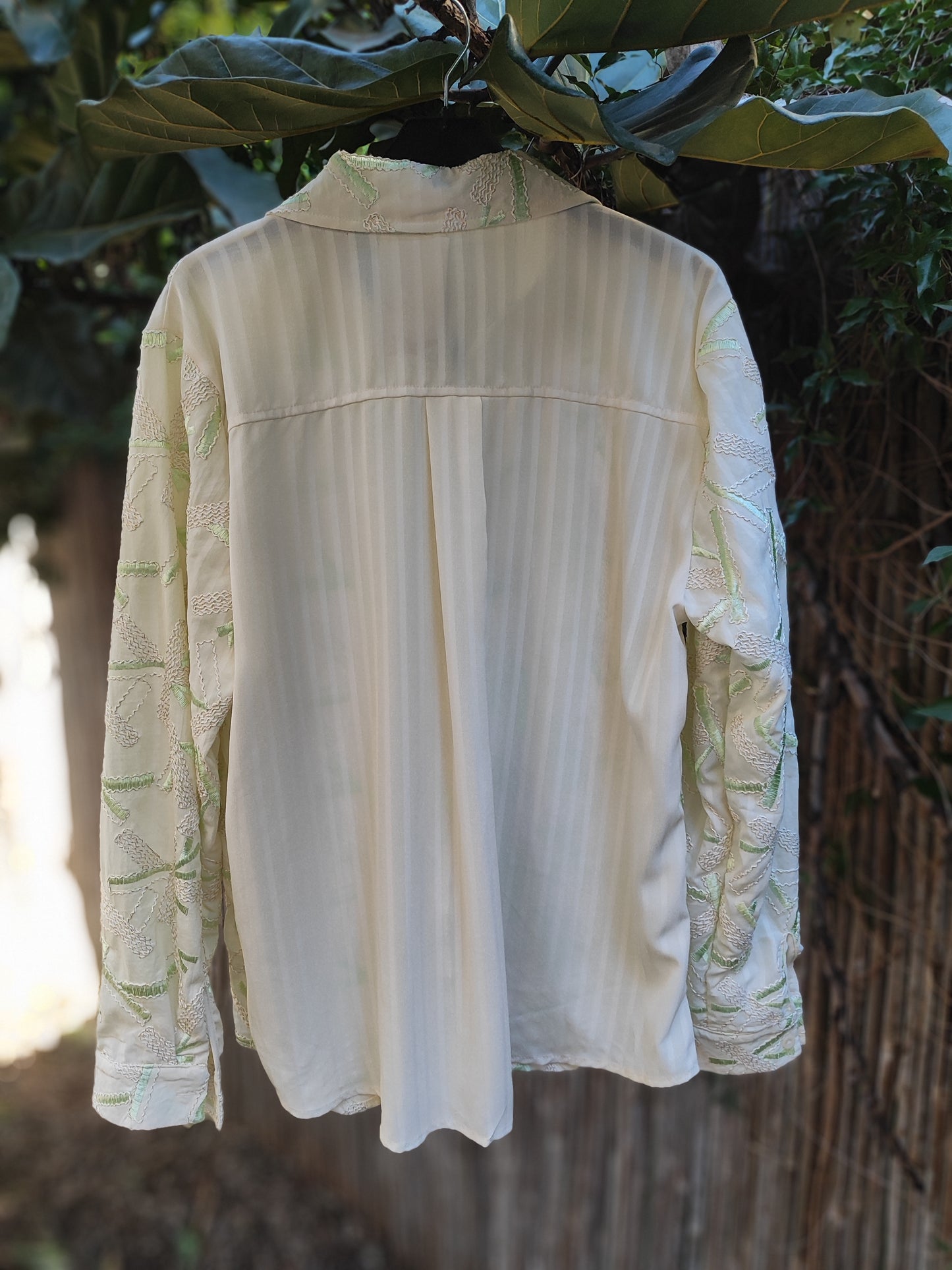 חולצה מכופתרת רקומה בזרדים ירוקים  - Image 2 by VicBee