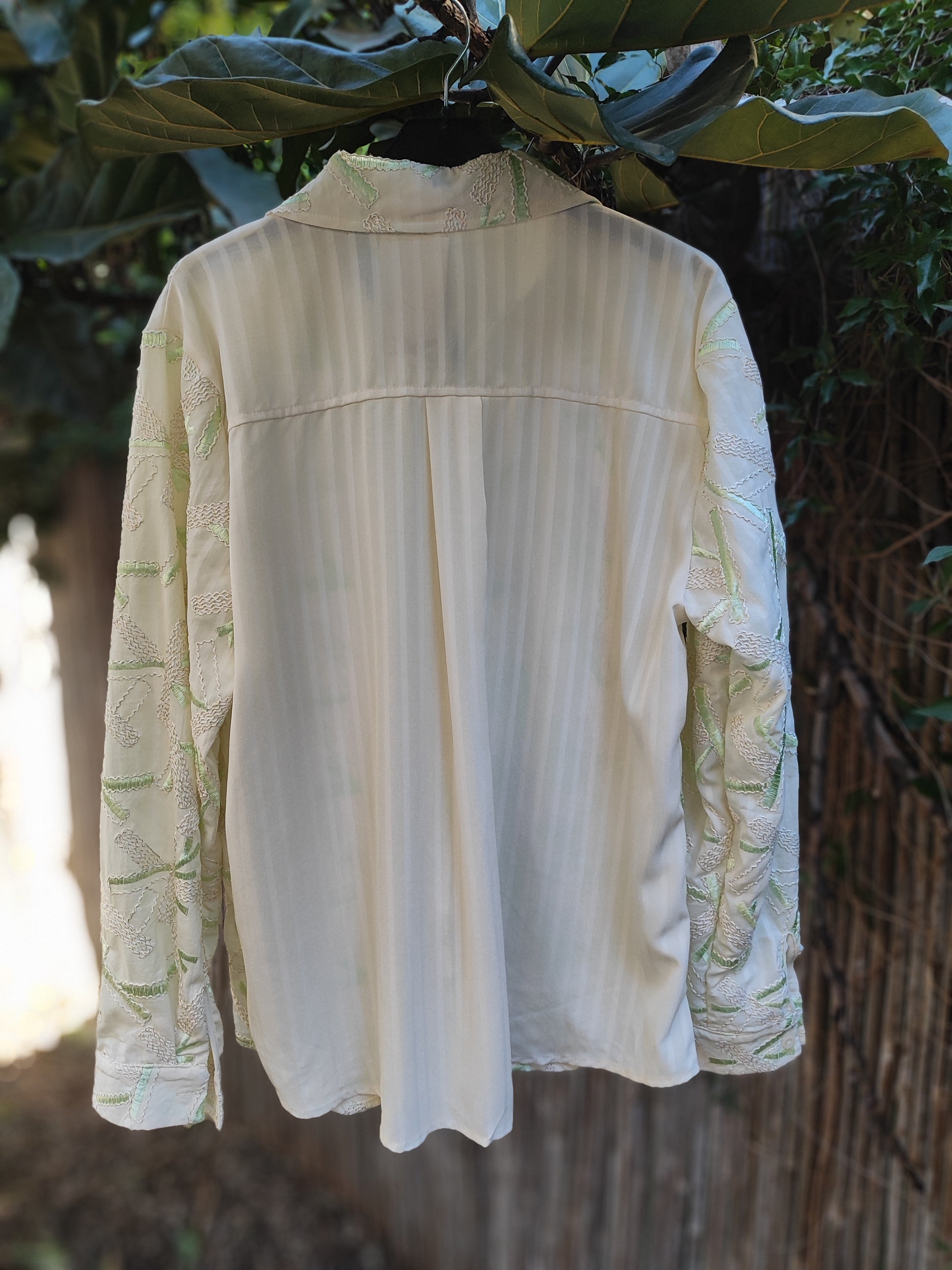 חולצה מכופתרת רקומה בזרדים ירוקים  - Image 2 by VicBee