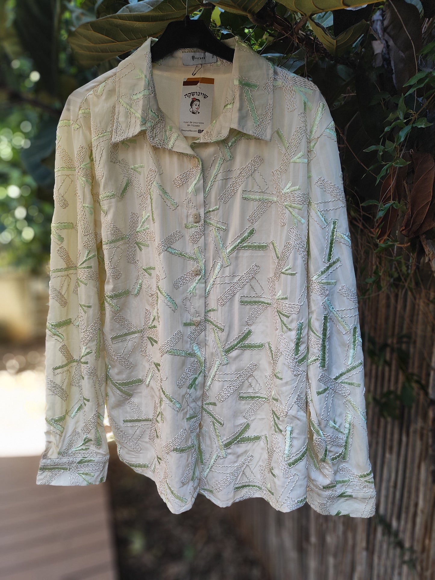 חולצה מכופתרת רקומה בזרדים ירוקים  - Image 3 by VicBee