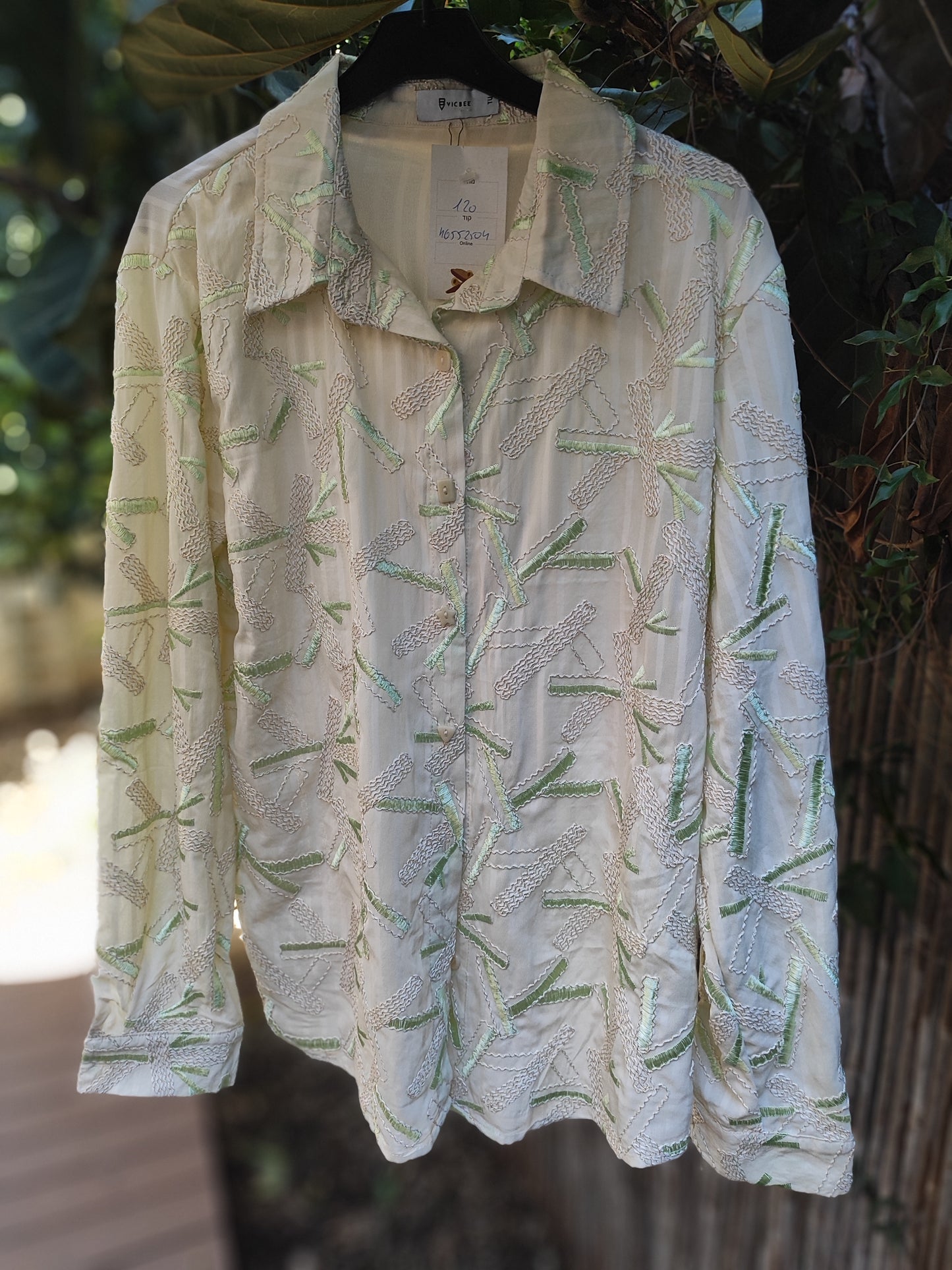 חולצה מכופתרת רקומה בזרדים ירוקים  - Image 4 by VicBee