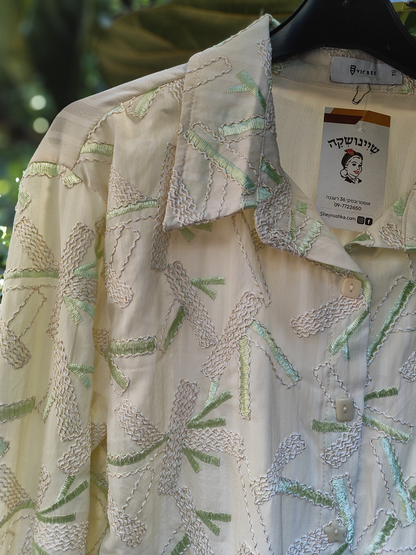 חולצה מכופתרת רקומה בזרדים ירוקים  by VicBee - Size L