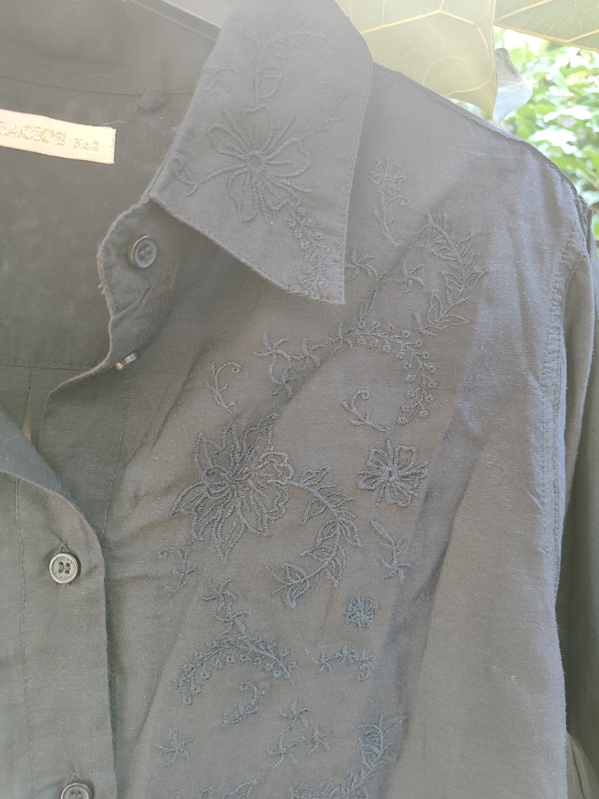 חולצה שחורה דקה מכופתרת רקומה בפרונט - Image 2 by Sack's