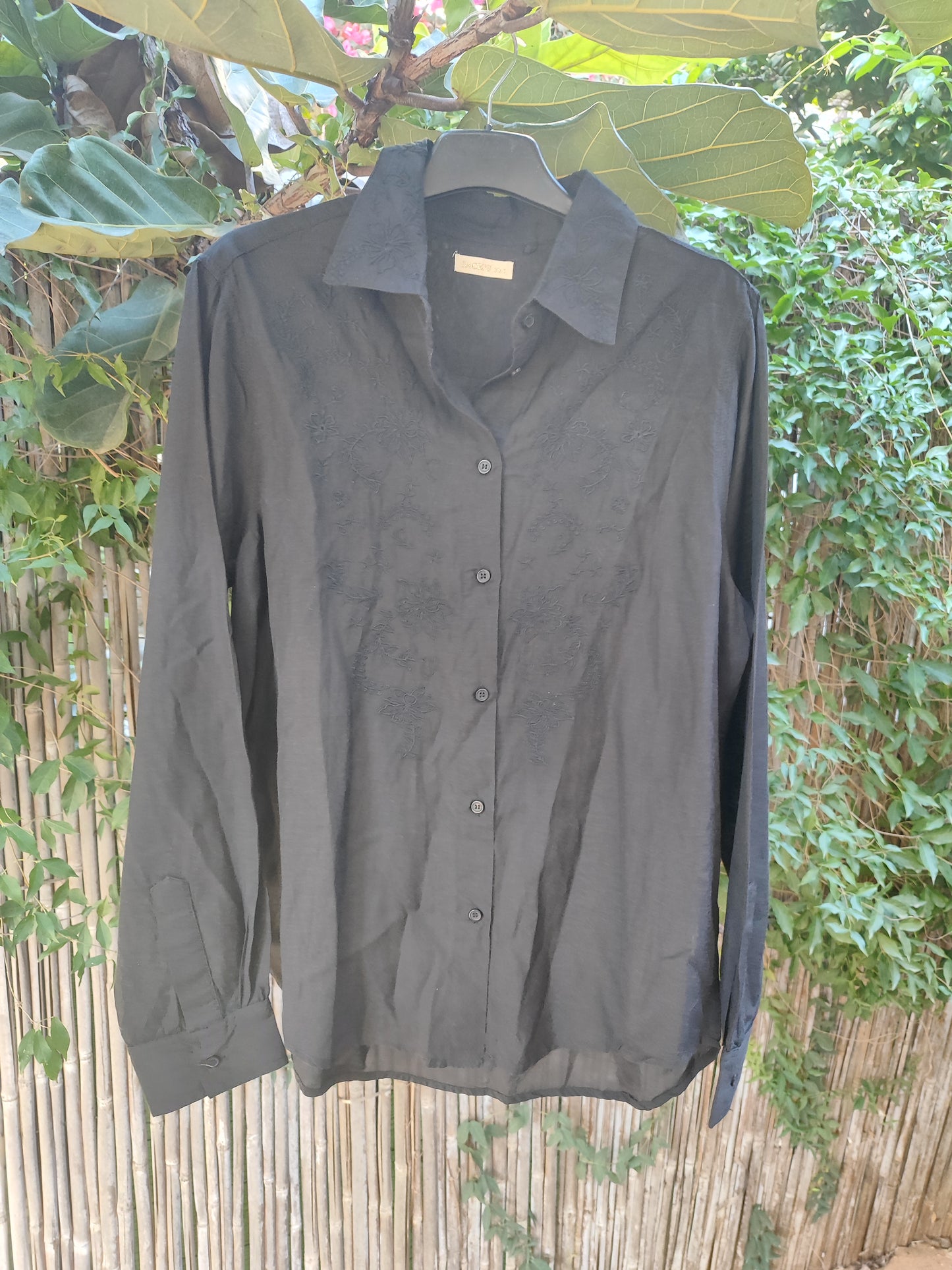 חולצה שחורה דקה מכופתרת רקומה בפרונט - Image 3 by Sack's