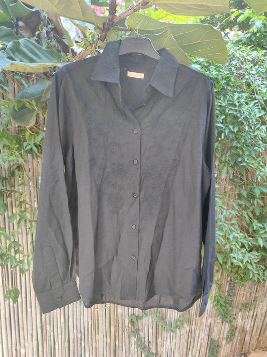 חולצה שחורה דקה מכופתרת רקומה בפרונט - Image 3 by Sack's