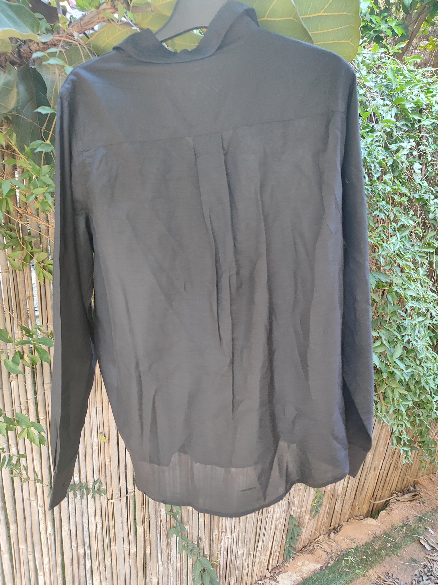 חולצה שחורה דקה מכופתרת רקומה בפרונט by Sack's - Size M-L