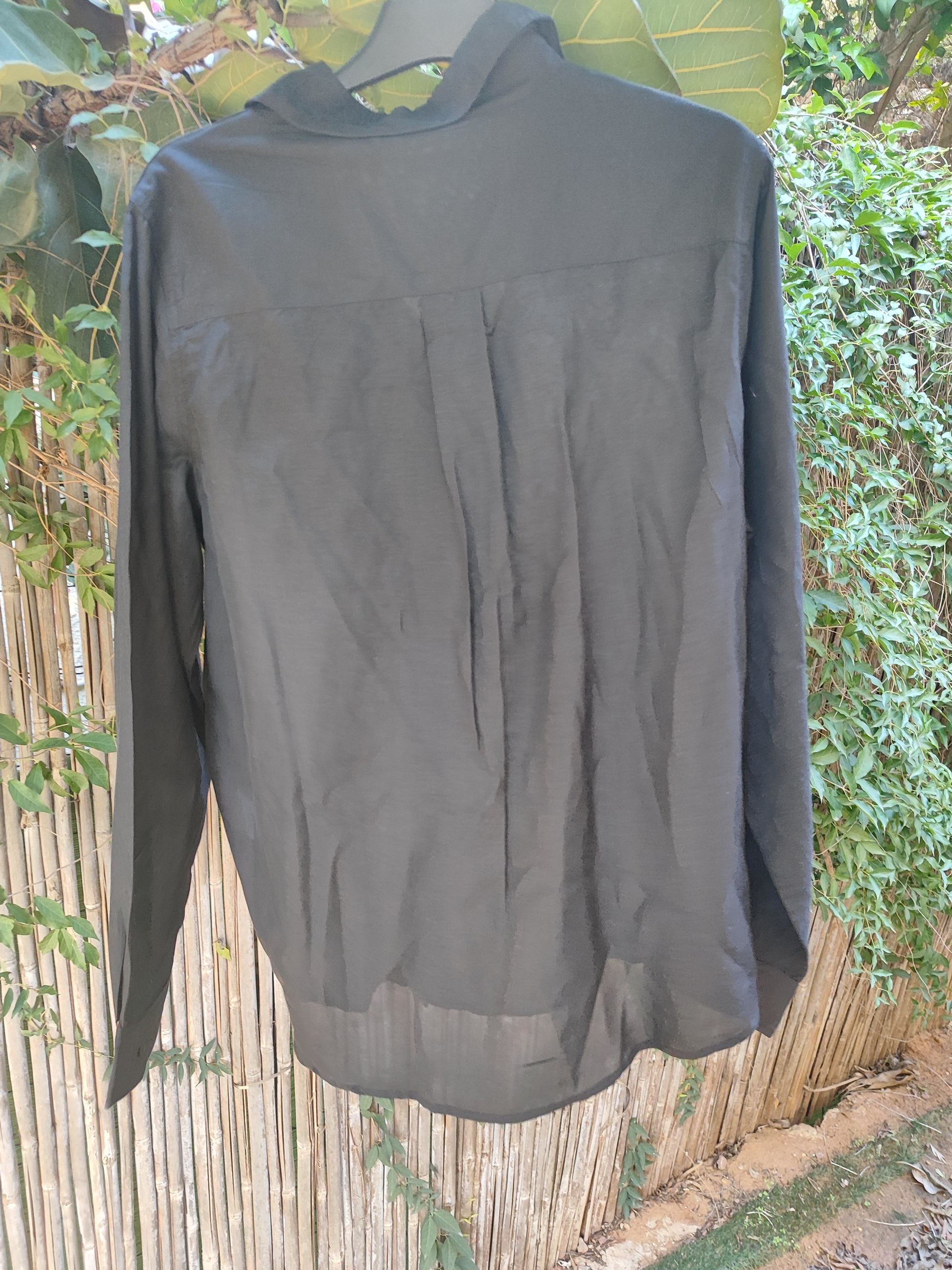 חולצה שחורה דקה מכופתרת רקומה בפרונט by Sack's - Size M-L