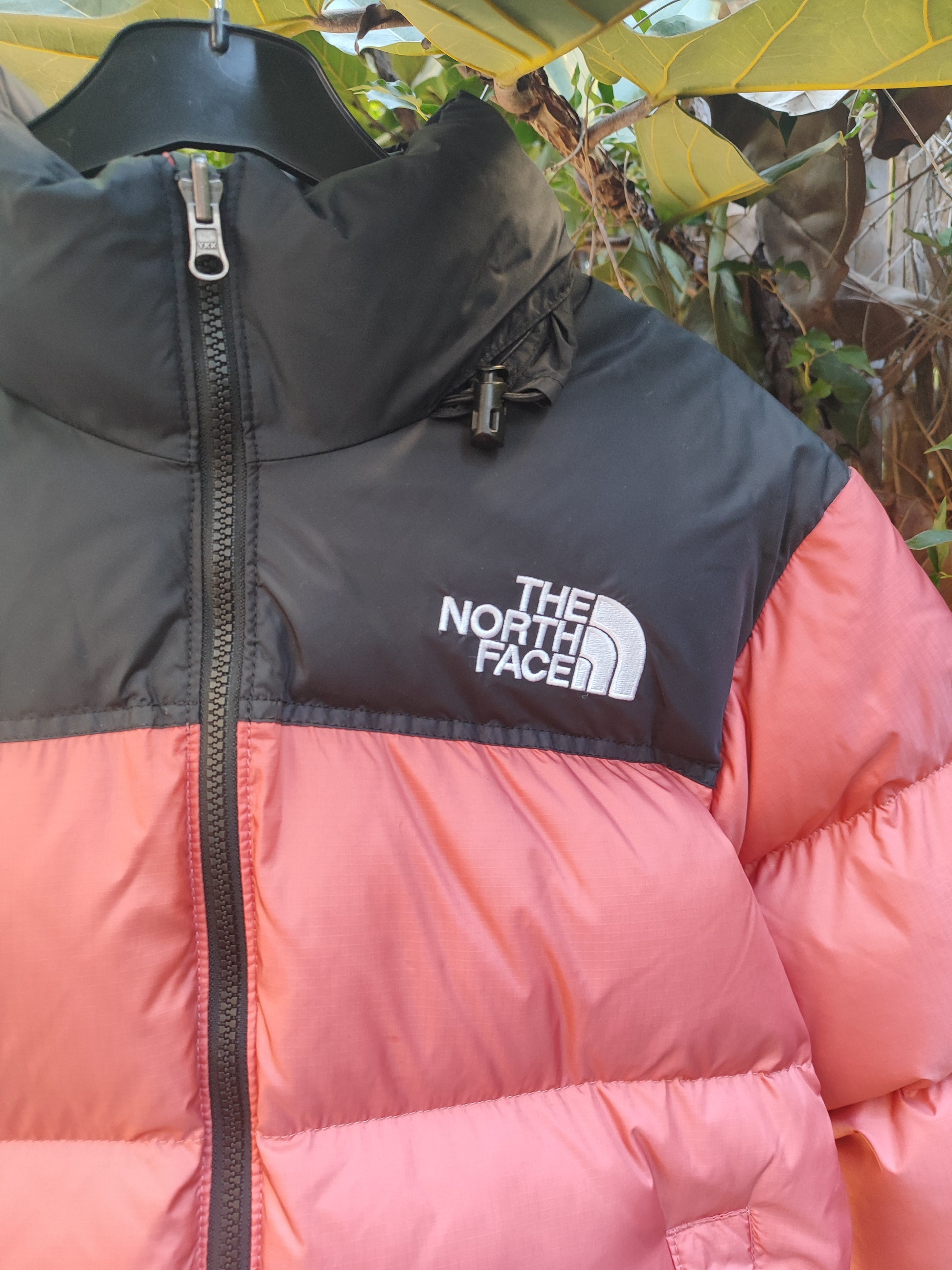 מעיל פוף מחמם אקסטרה באפרסק ושחור - Image 2 by The North Face