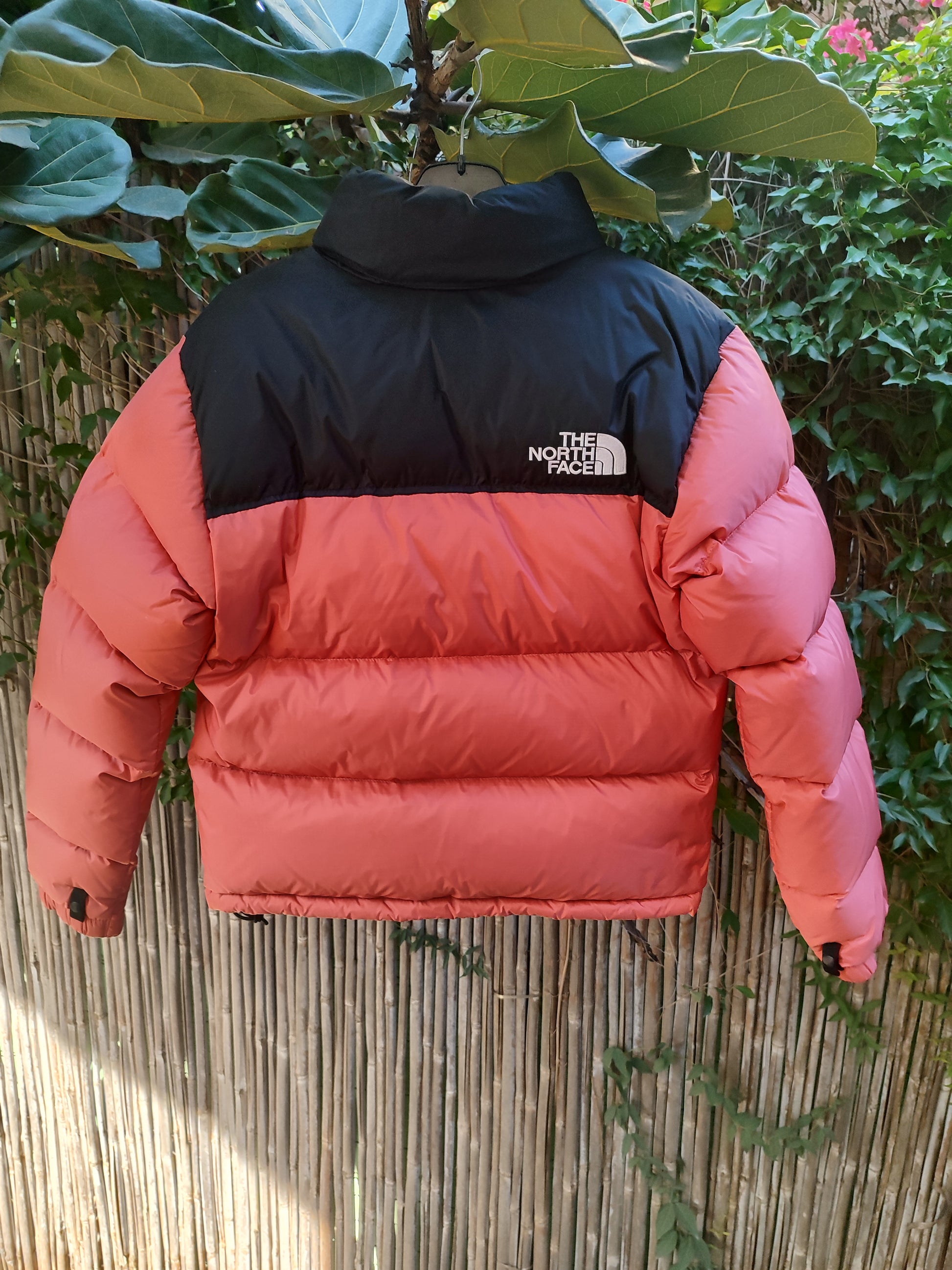 מעיל פוף מחמם אקסטרה באפרסק ושחור - Image 3 by The North Face