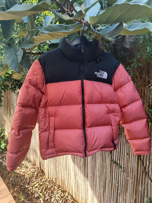 מעיל פוף מחמם אקסטרה באפרסק ושחור - Image 4 by The North Face