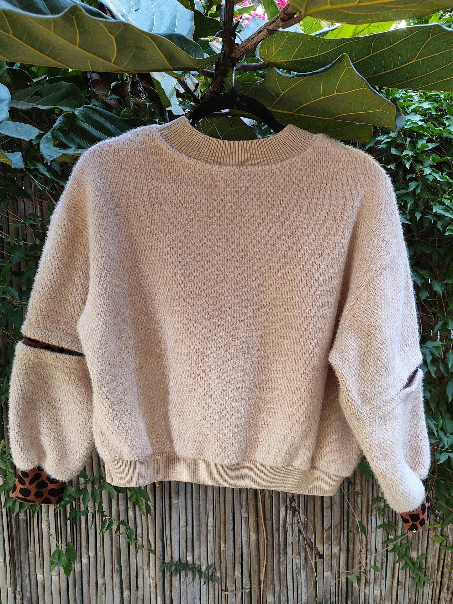 סווטשירט קרם בתמונת סריג וסופים מנומרים - Image 4 by Addict