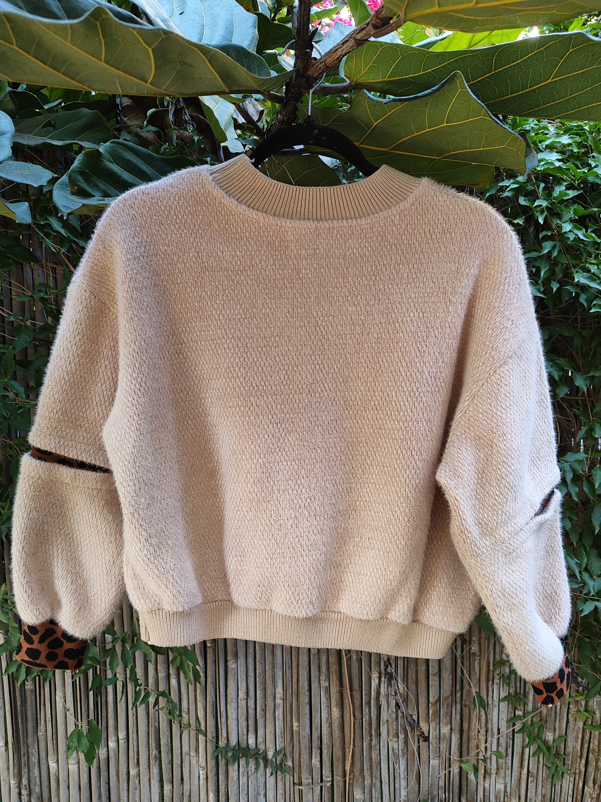 סווטשירט קרם בתמונת סריג וסופים מנומרים - Image 4 by Addict