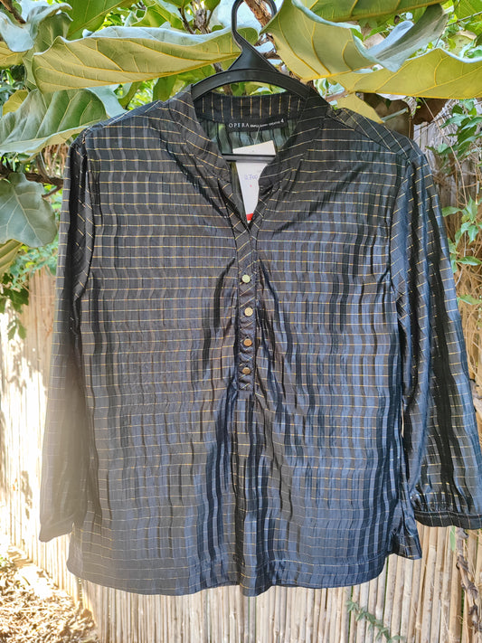 חולצה שחורה בגימור מבריק ופסי זהב עדינים  - Image 4 by Opera