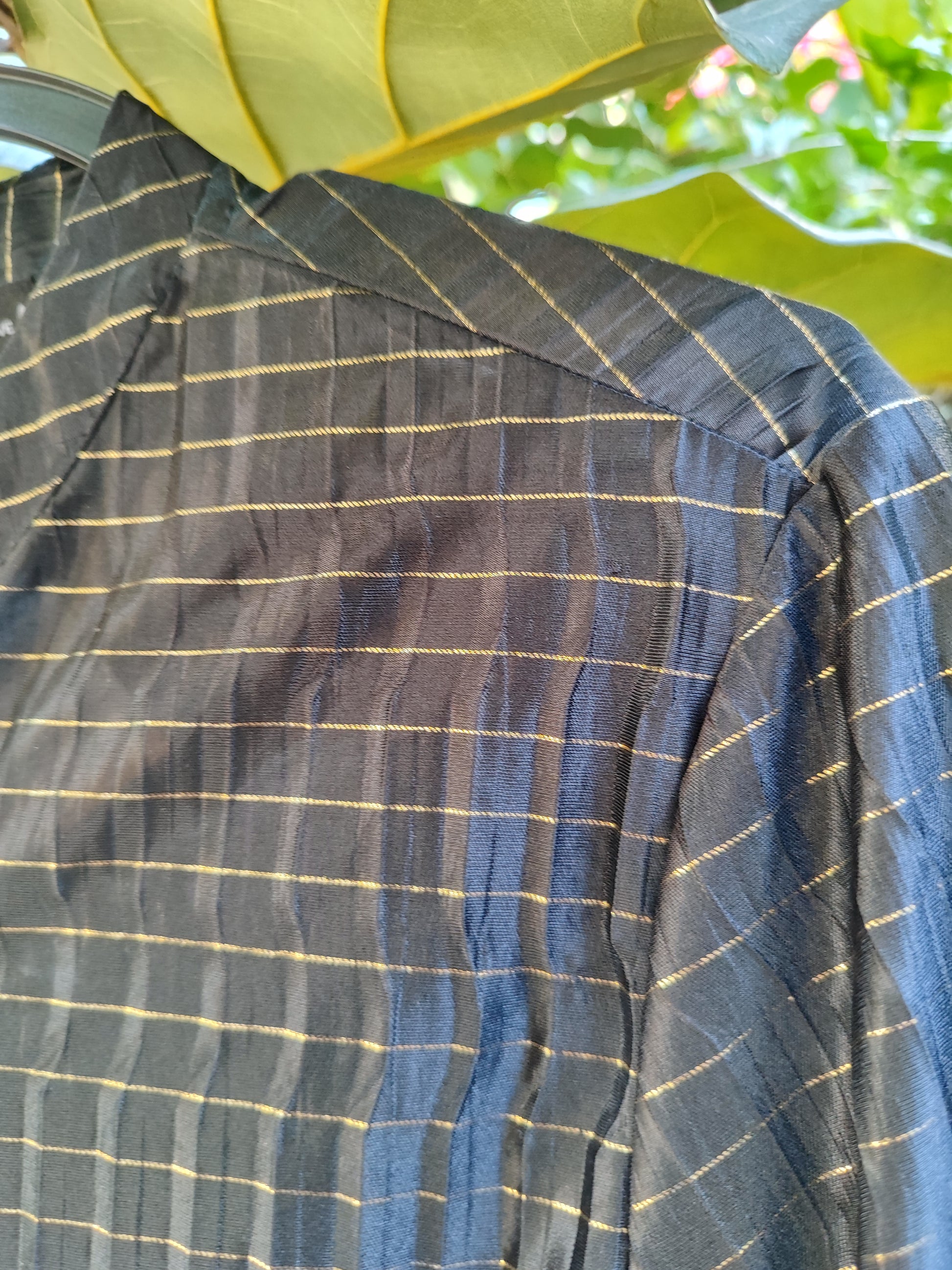 חולצה שחורה בגימור מבריק ופסי זהב עדינים  - Image 3 by Opera