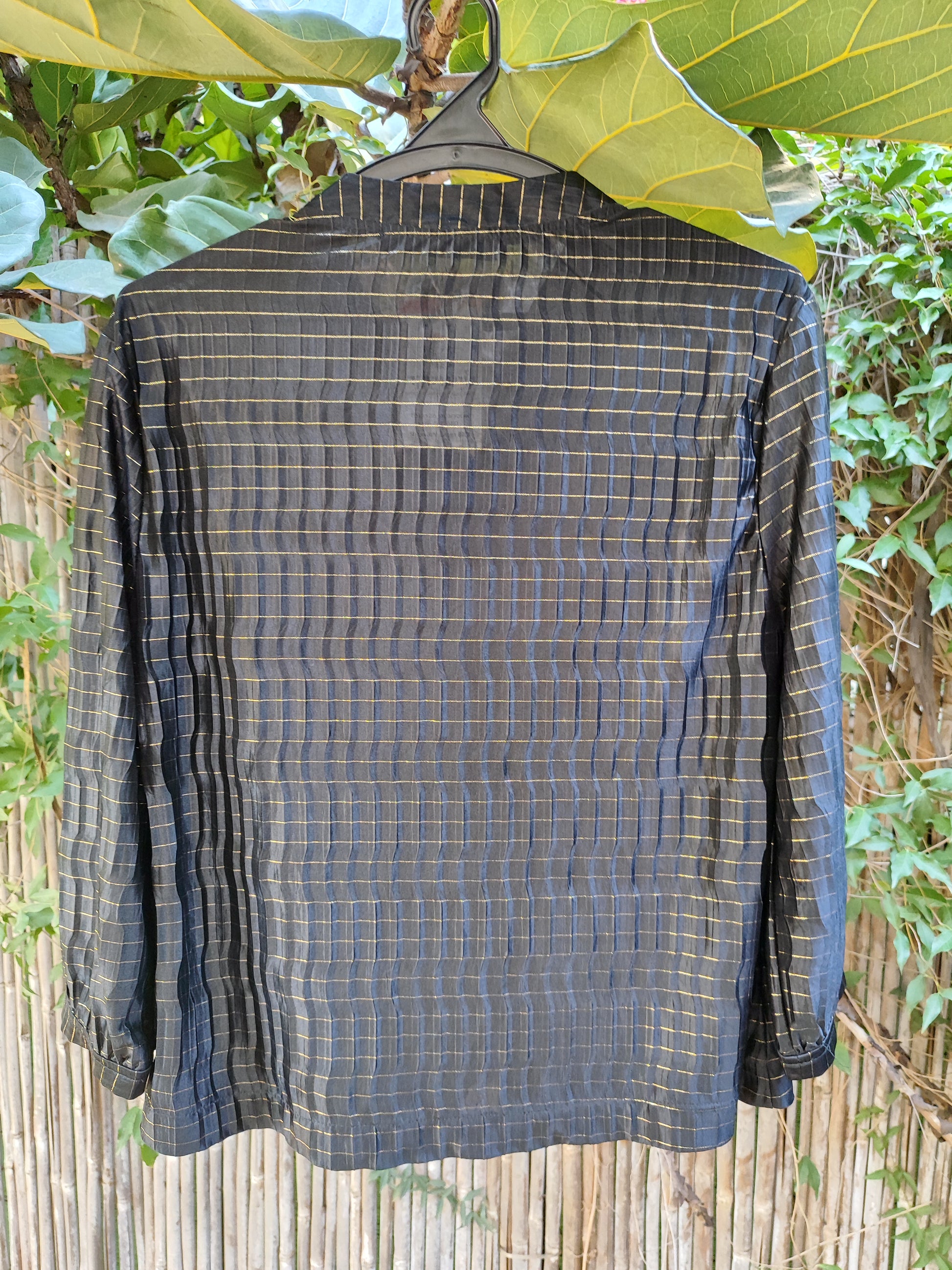 חולצה שחורה בגימור מבריק ופסי זהב עדינים  - Image 6 by Opera