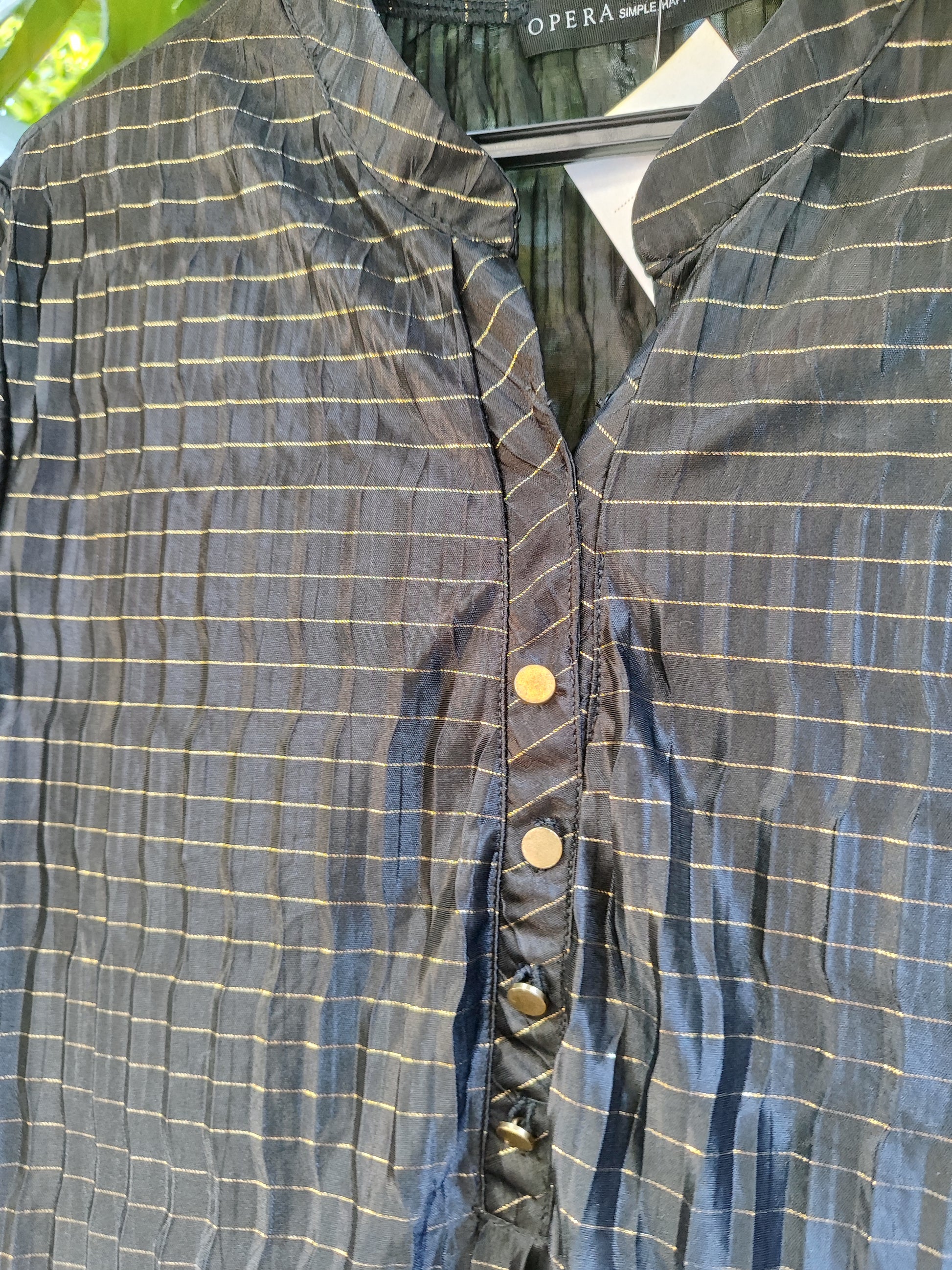 חולצה שחורה בגימור מבריק ופסי זהב עדינים  - Image 5 by Opera