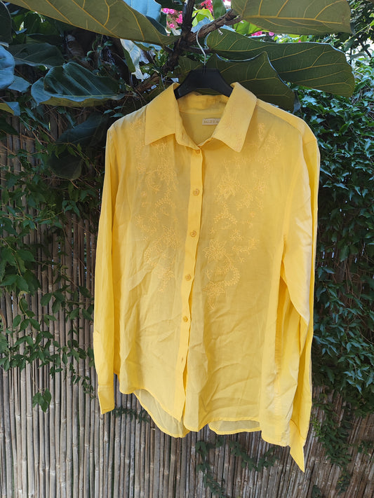 חולצה צהובה דקיקה עדינה רקומה בחזית - Image 2 by S