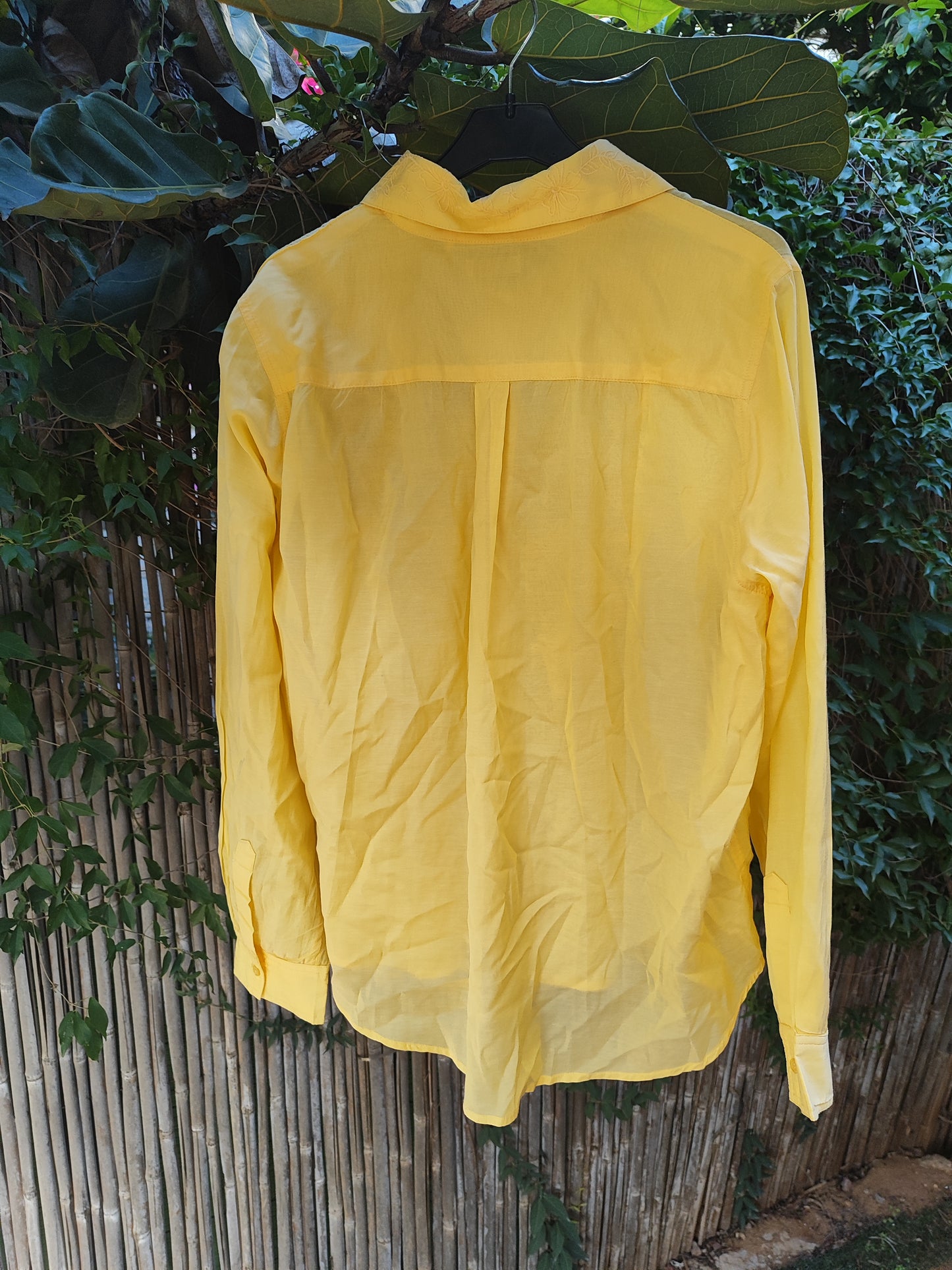 חולצה צהובה דקיקה עדינה רקומה בחזית - Image 3 by S