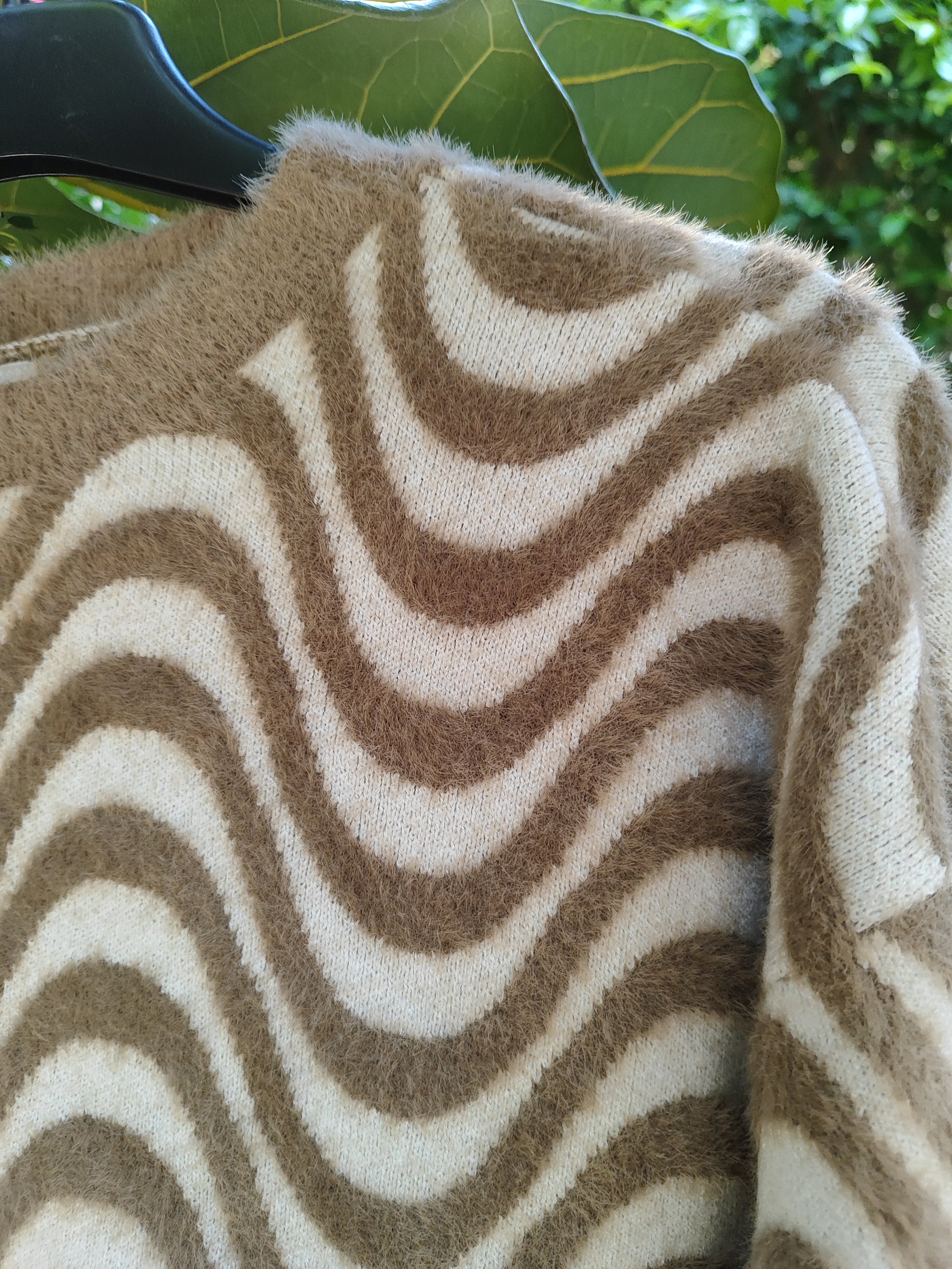 סוודר גלים חום של חום וקרם - Image 4 by GOLD KIDS