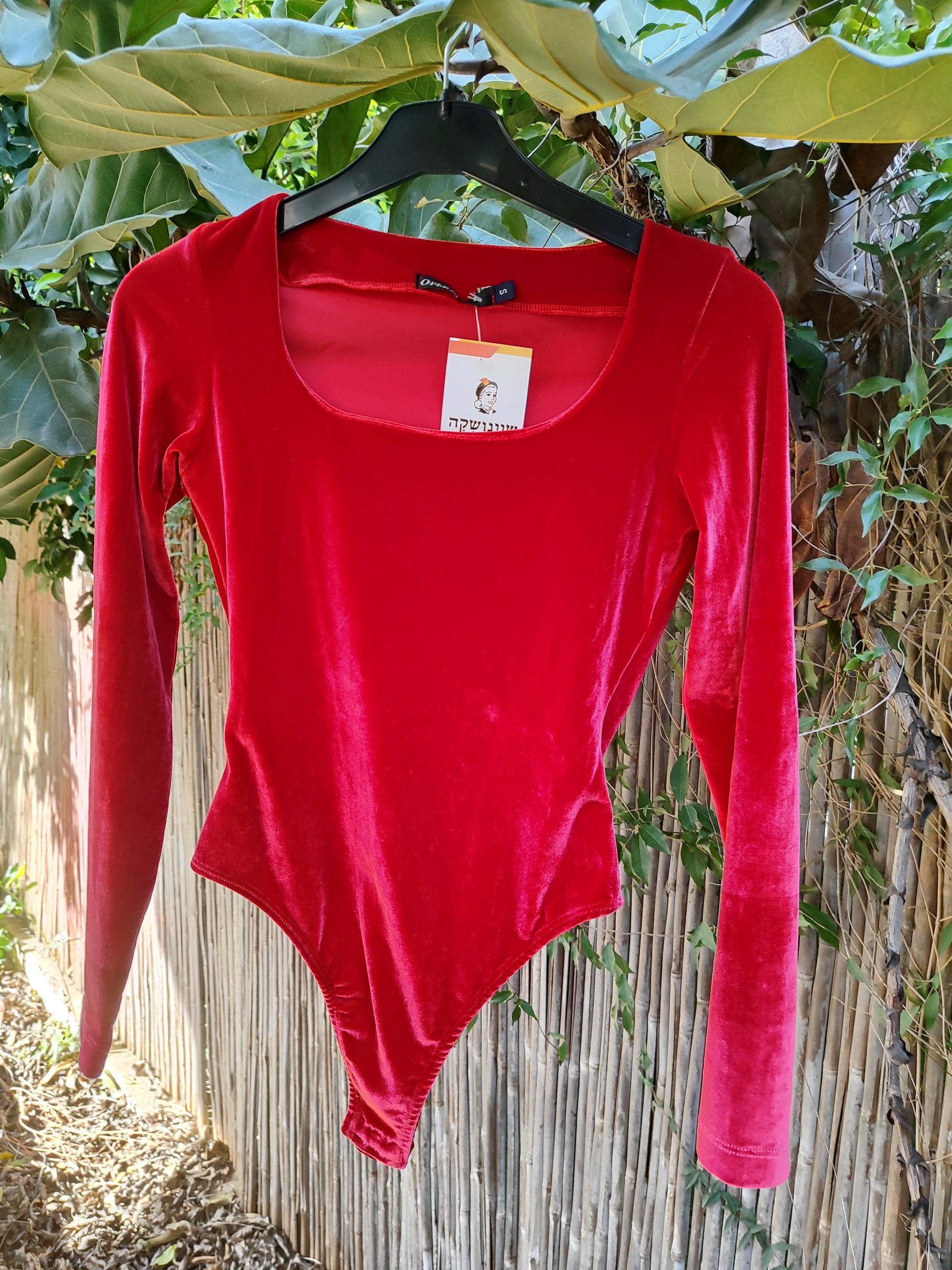 בגד גוף קטיפה אדום תות - Image 4 by Opera