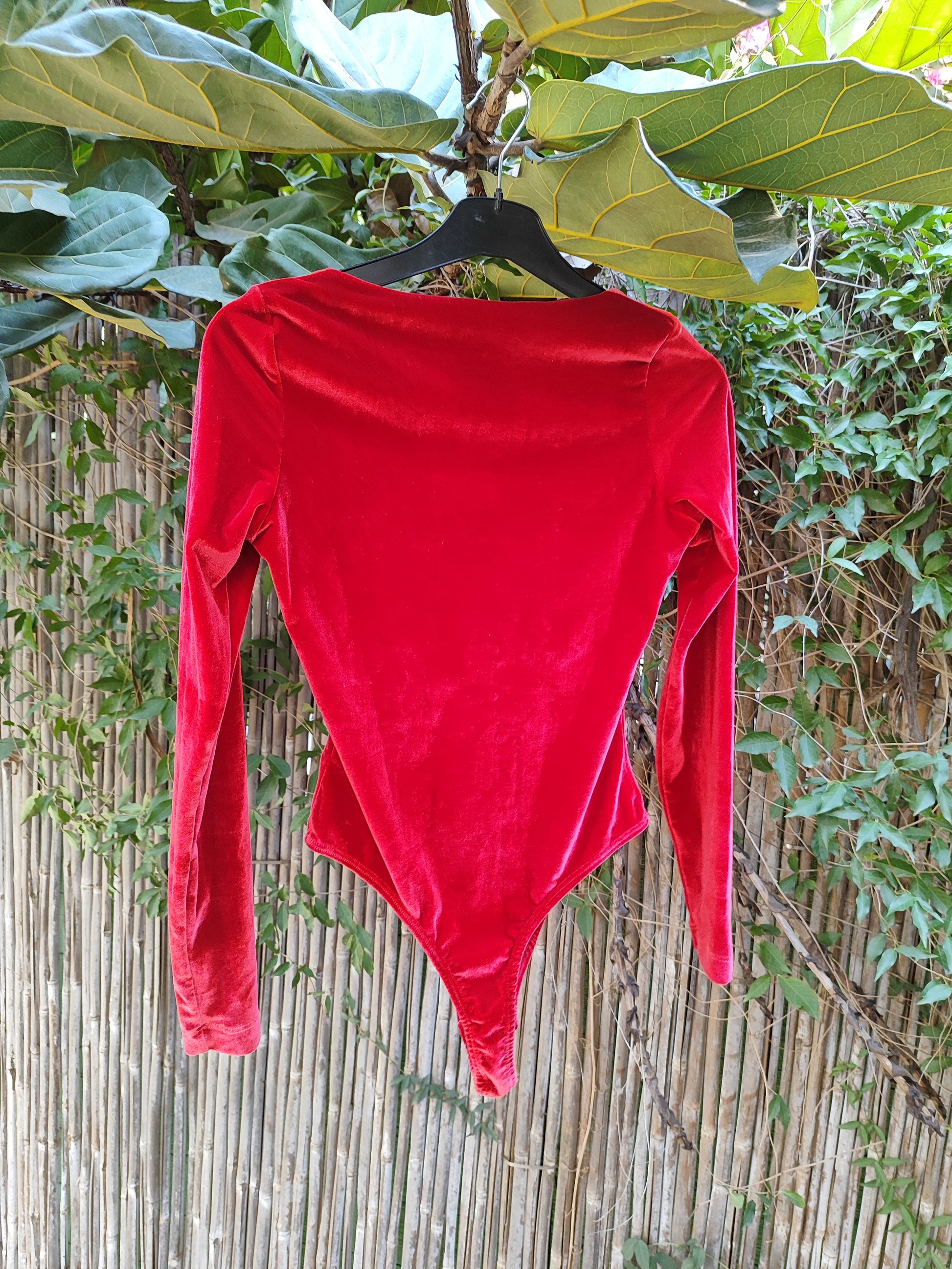 בגד גוף קטיפה אדום תות - Image 5 by Opera